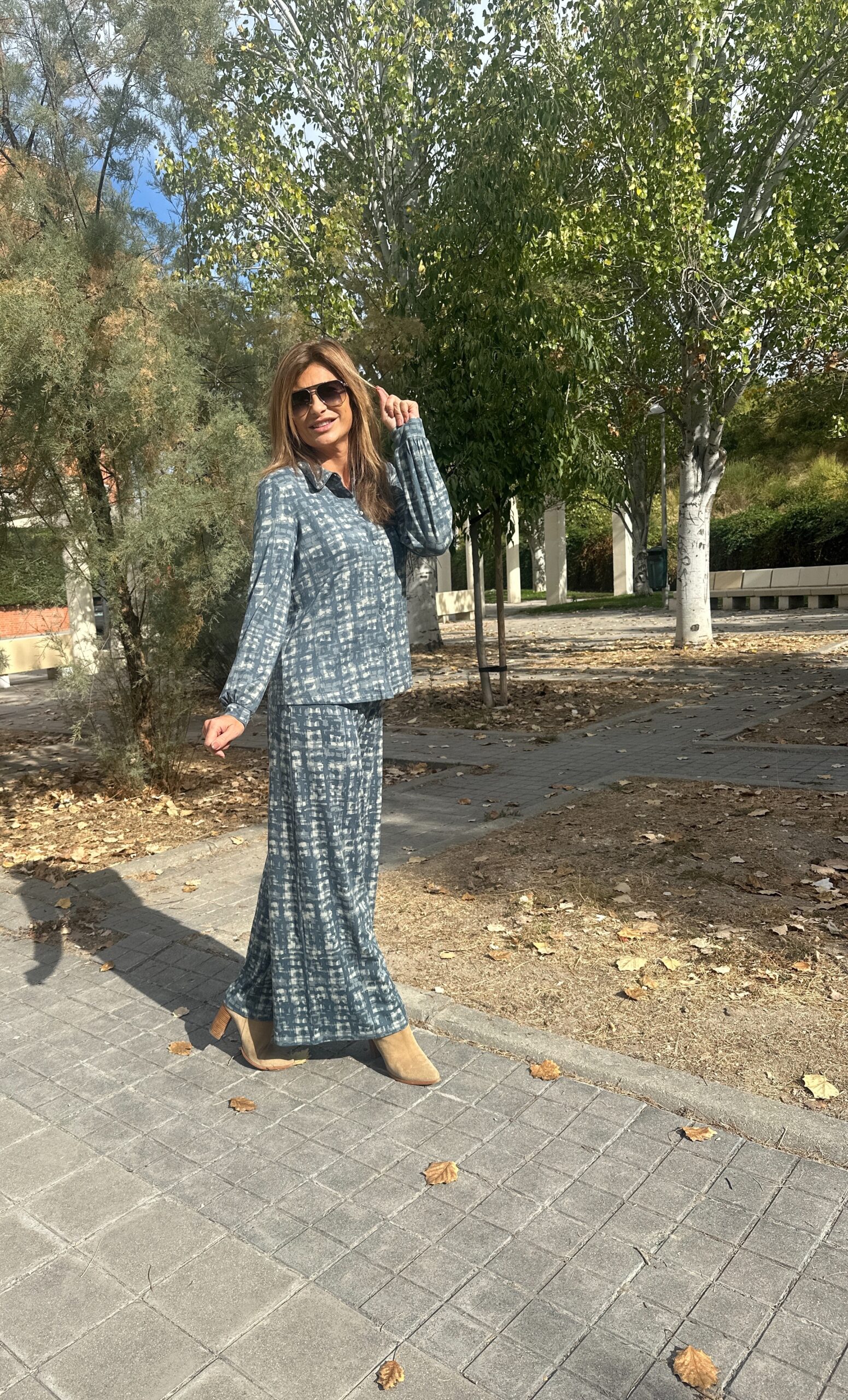 camisa de manga larga cuello clásico y botonadura delantera estampado gráfico y diseño de líneas limpias en color Azul Acero Neandnu