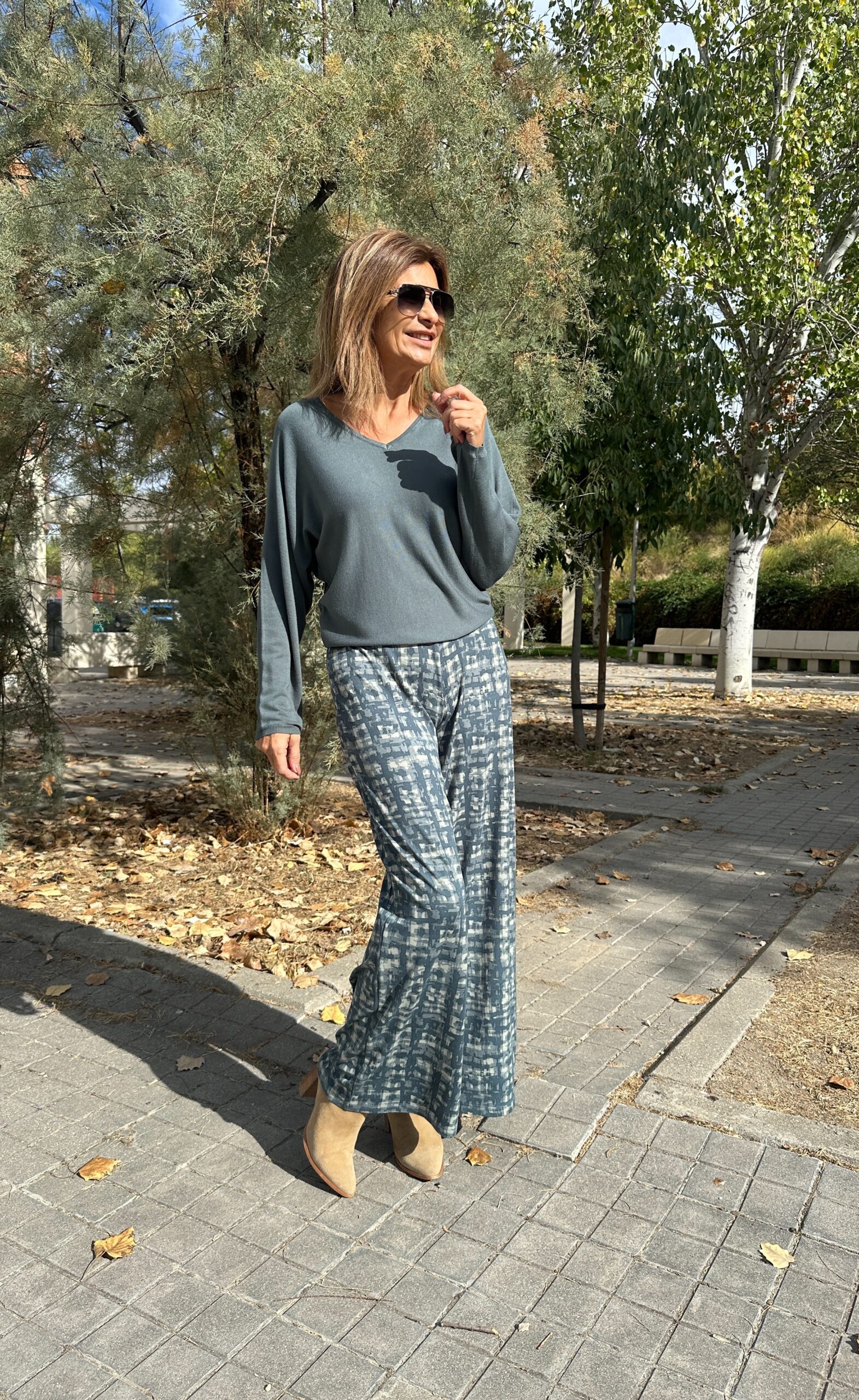 pantalón pierna ancha de tejido agradable al tacto cintura alta y elástica,en un estampado gráfico y diseño de líneas limpias color Azul Acero Neandnu