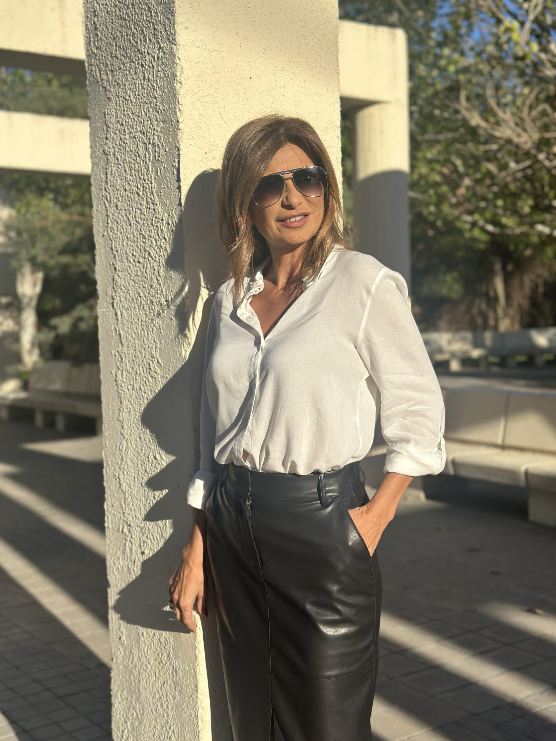 Camisa color blanco corte regular cuello camisero manga larga con trabilla para remangar y cierre frontal con botones Neandnu
