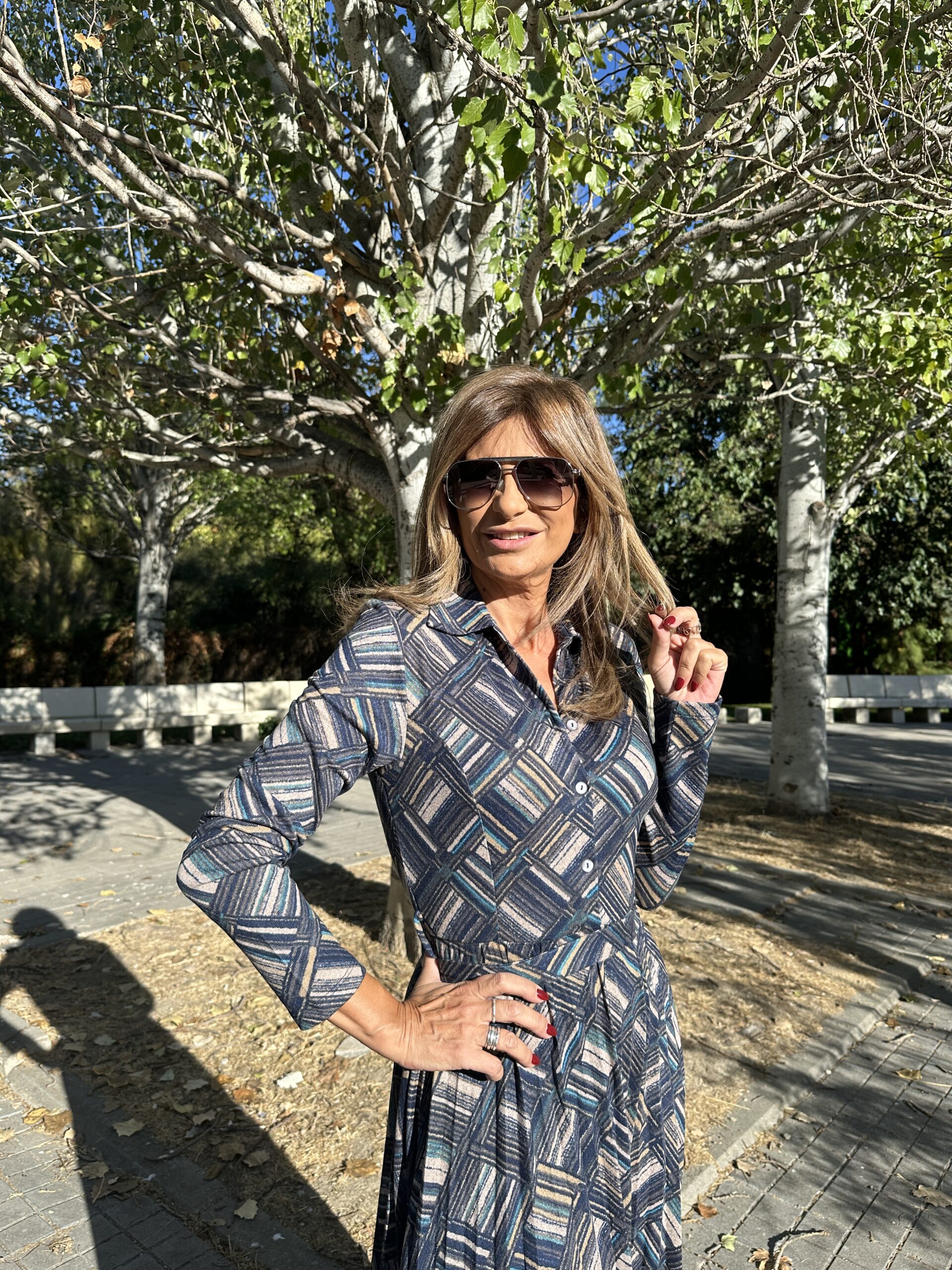Vestido camisero de largo midi falda plisada manga larga escote en V cierre delantero de botones estampado geométrico en tonos arenas sobre fondo azul Neandnu