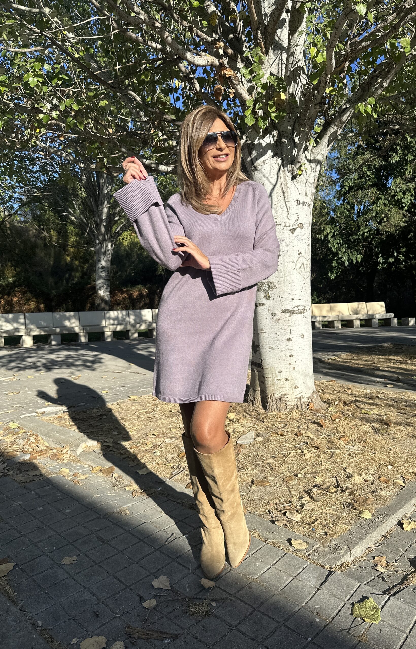Vestido mini de punto color gris empolvado manga larga con puño cuello pic corte oversize y detalles rematados en rib Neandnu