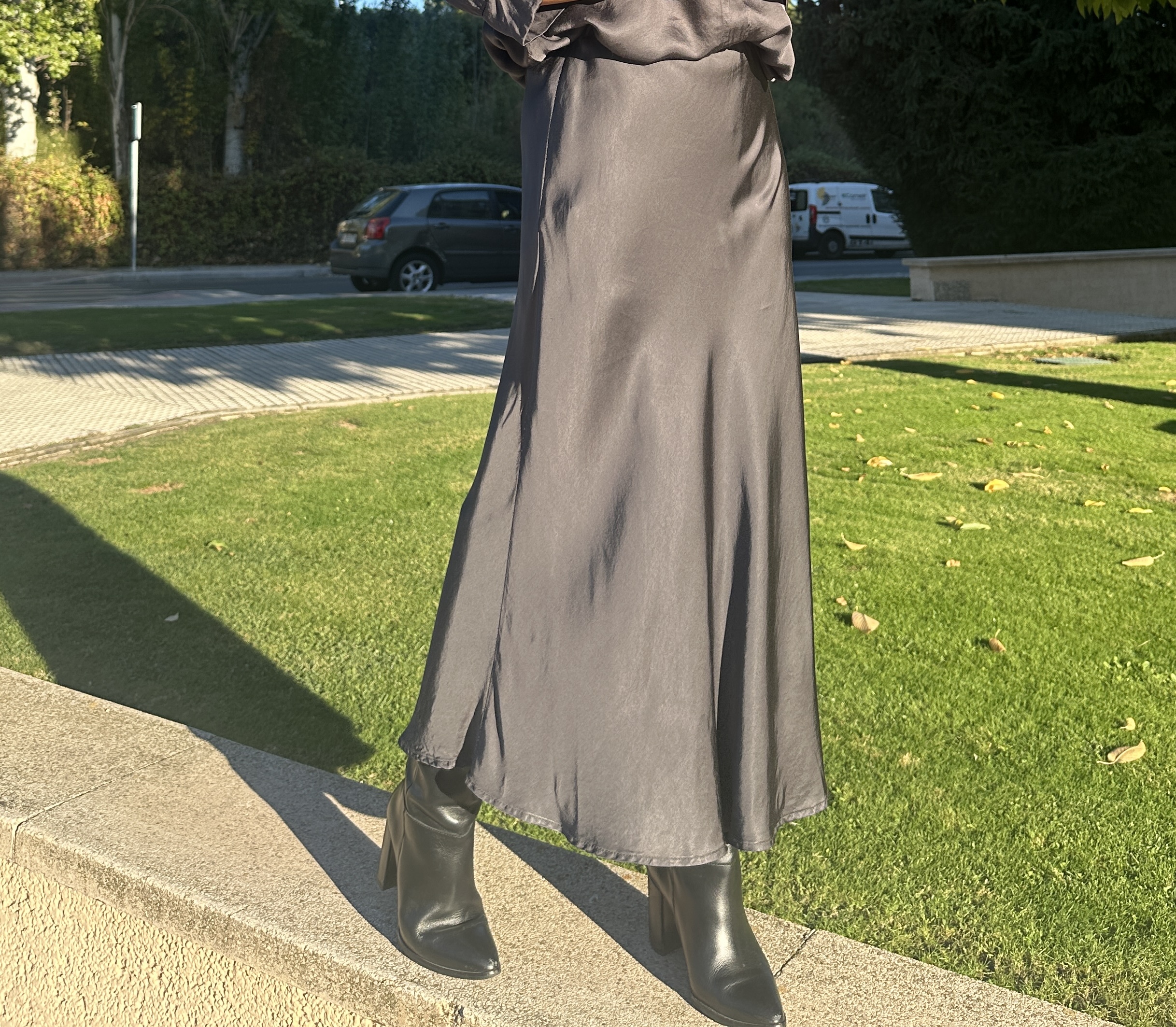 Falda Maxi de tela satinada color gris con cinturilla elástica Neandnu