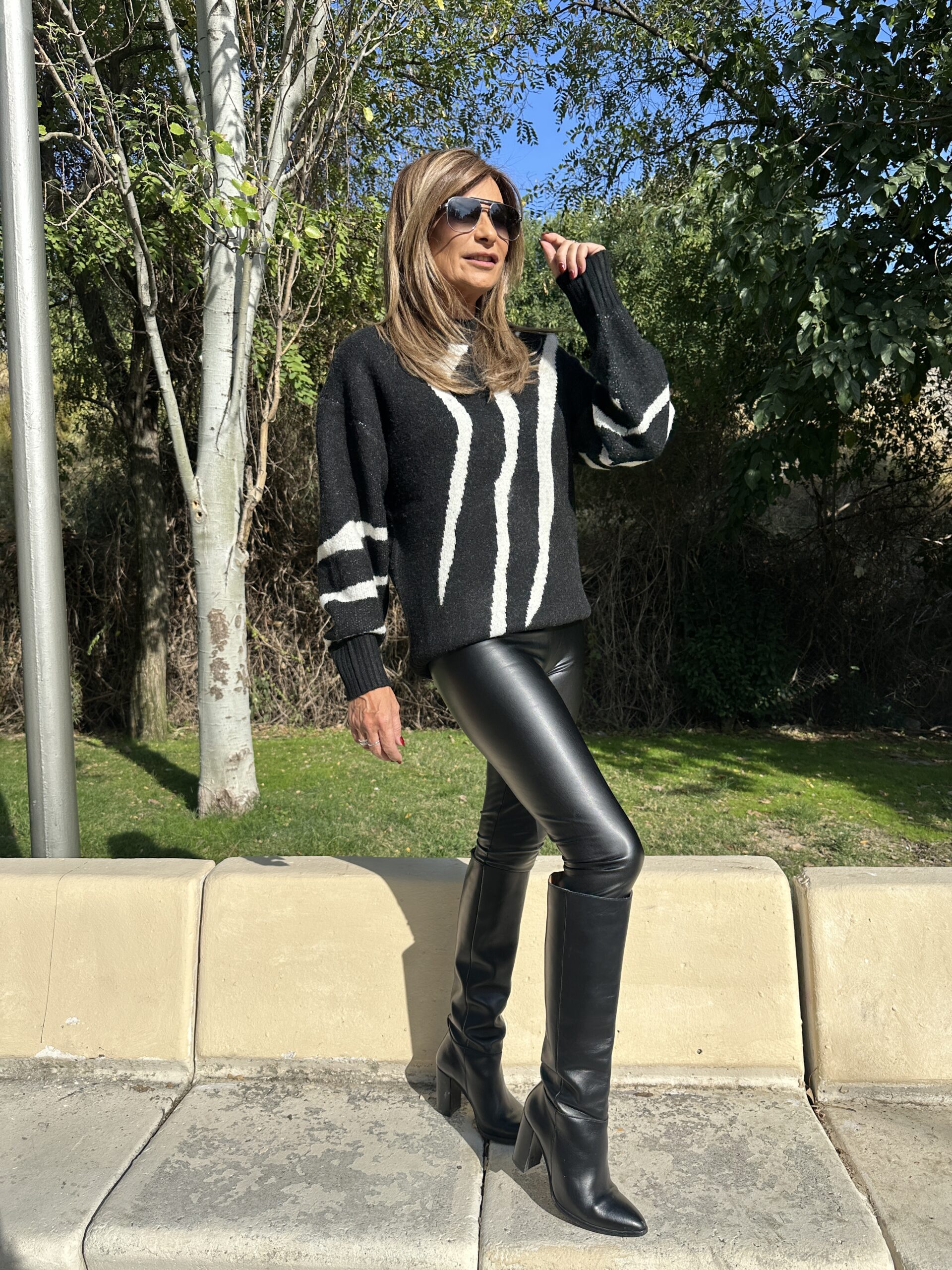Jersey de punto negro con detalles de rayas blancas indefinidas de color blanco manga larga ligeramente abullonada cuello redondo cerrado y detalle de acabados en Rib Neandnu