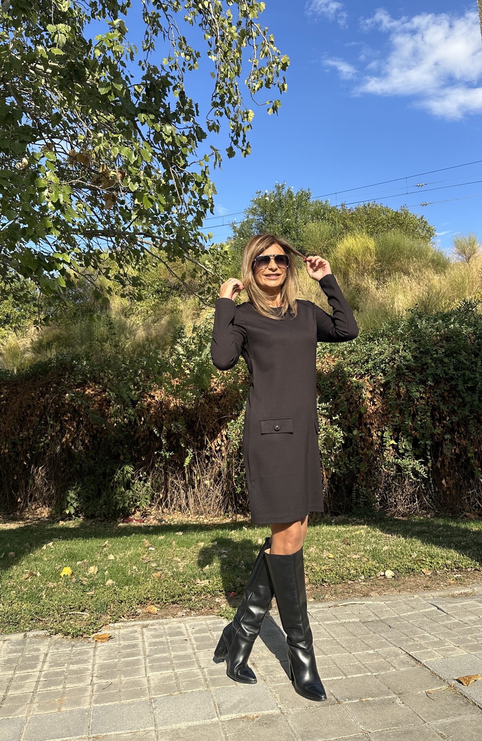 Vestido mini manga larga negro corte recto con ligera forma evasé cuello redondo y detalle de falsos bolsillos con botón Neandnu