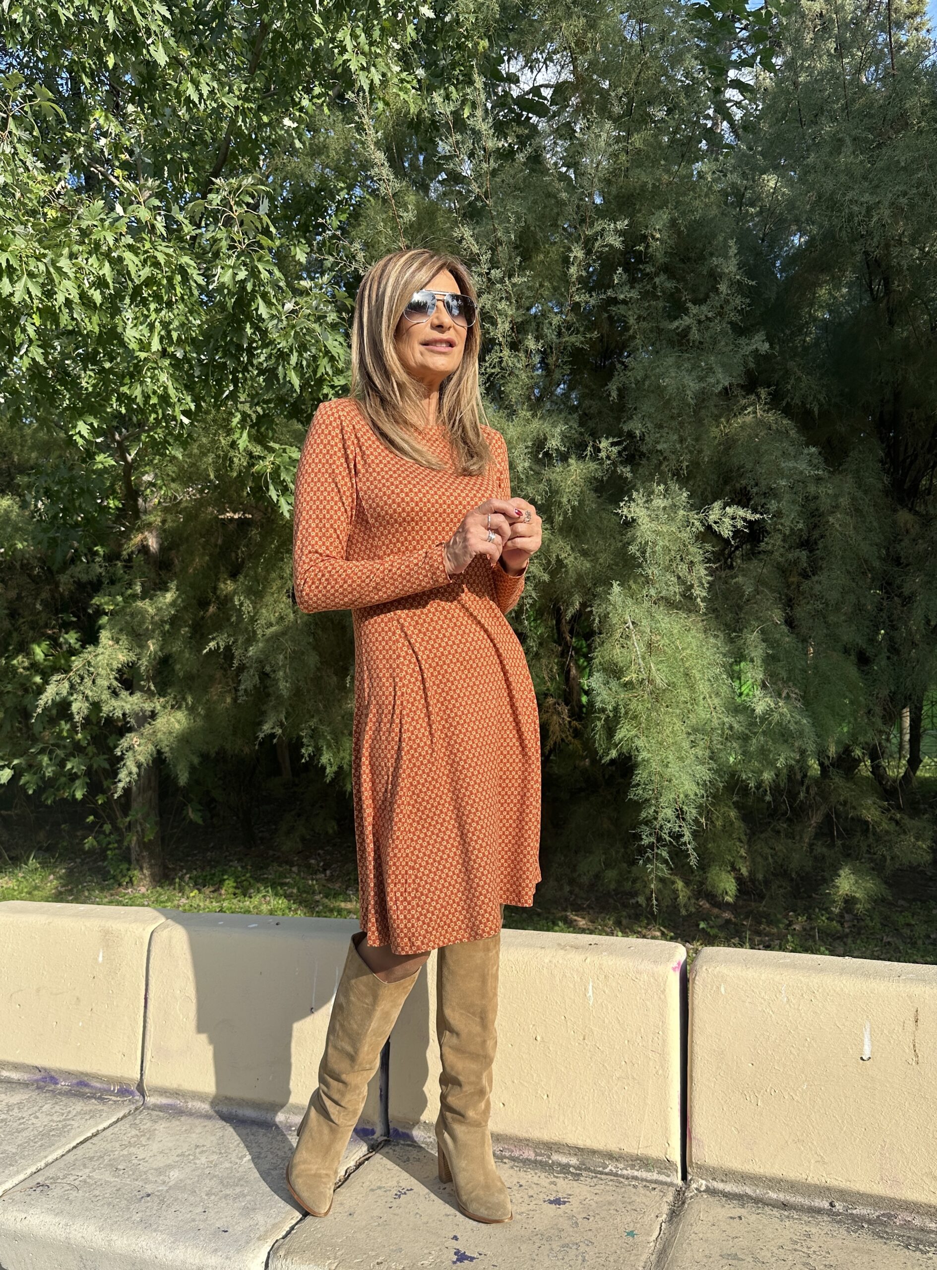 Vestido mini de manga larga,tejido elástico estampado gráfico vintage en tonos toffe y naranjas corte a la rodilla escote barco ligeramente entallado en la cintura y falda con vuelo Neandnu