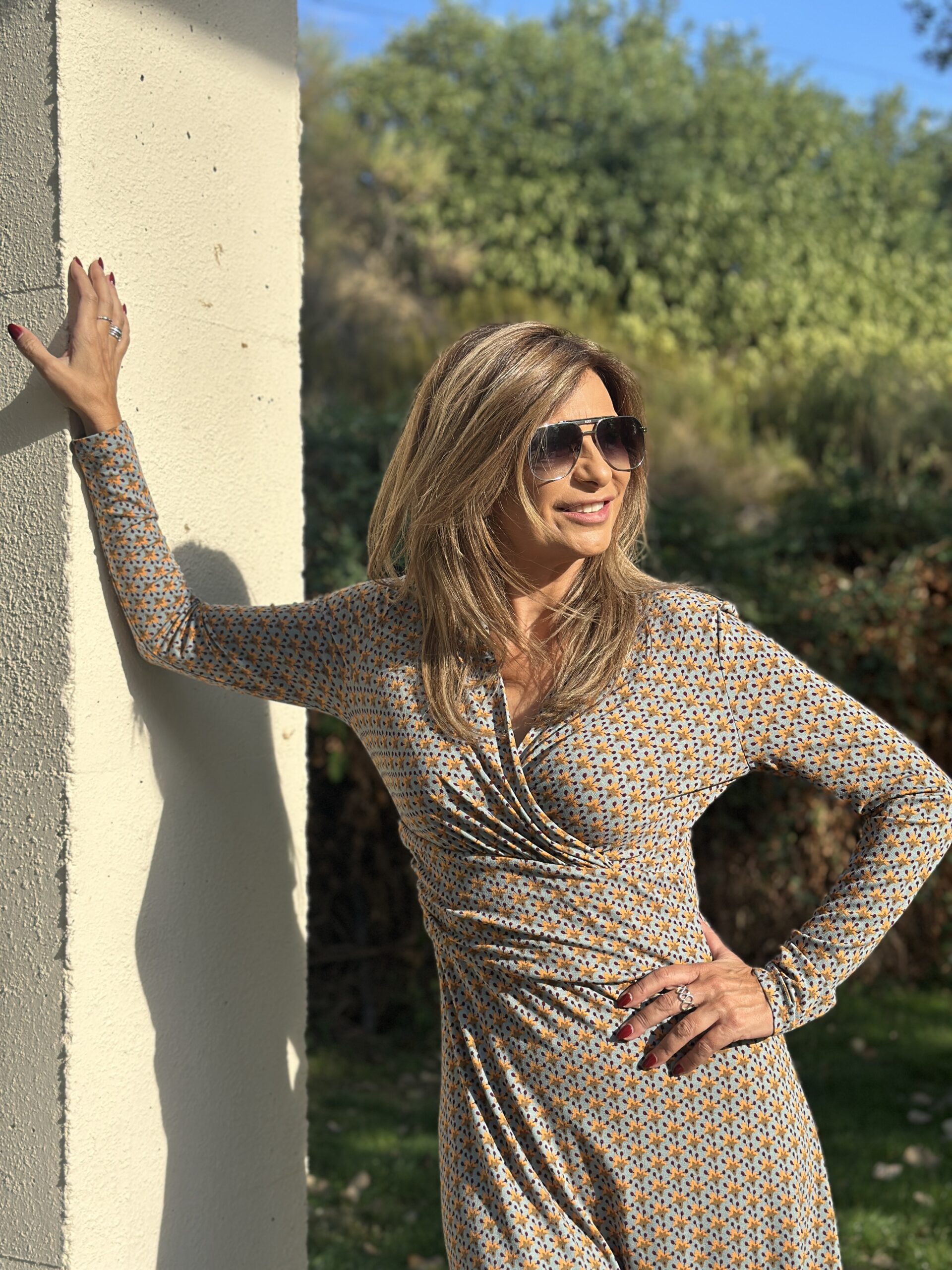 Vestido mini manga larga estampado retro sobre fondo azul tejido suave y flexible escote en V cruzado que realza el escote con detalles de la costura delantera y cintura con un bandeau Neandnu