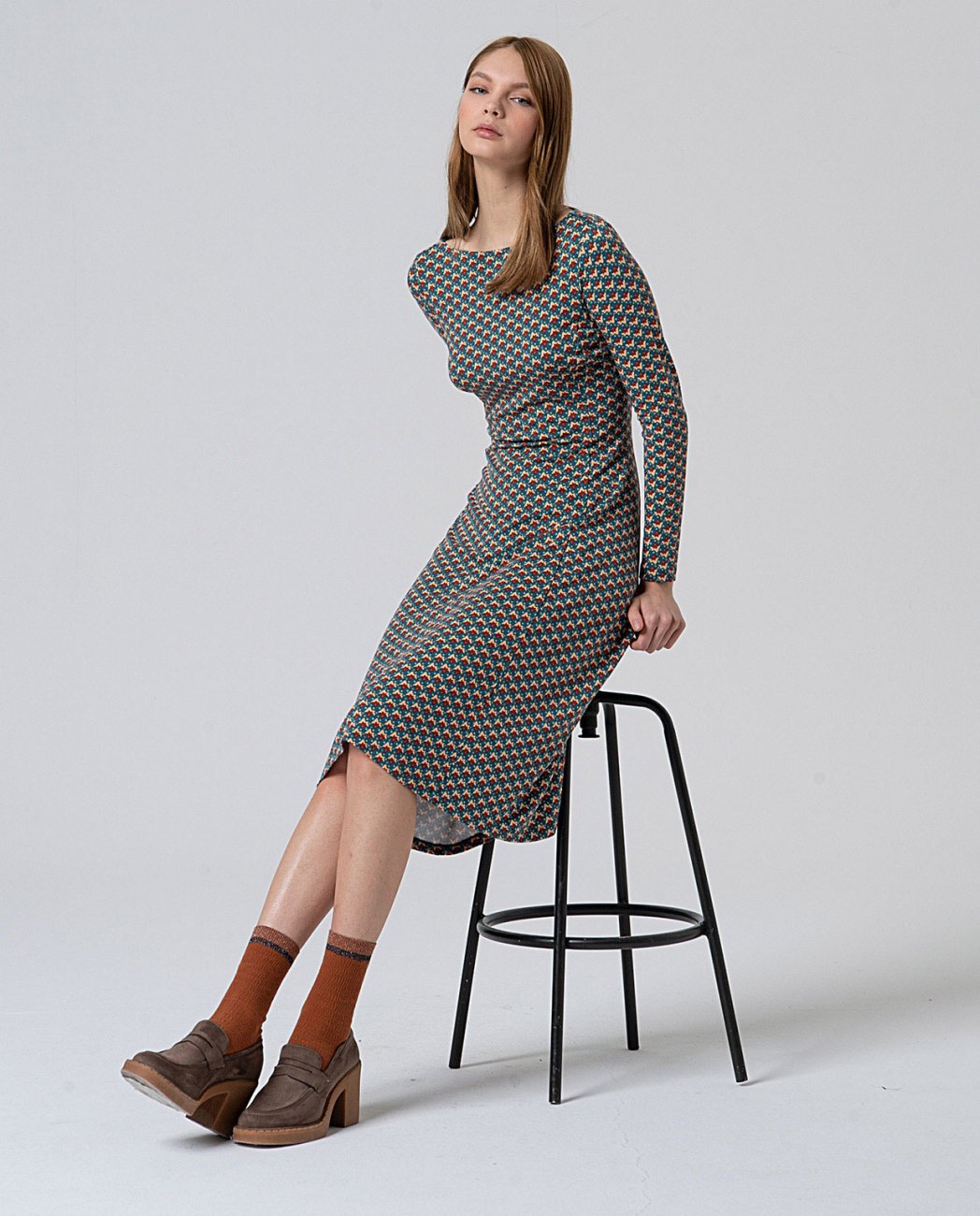 Vestido corte midi de manga larga tejido elástico cuello barco ligeramente entallado y falda de vuelo en micro estampado geométrico de aire retro con fondo en verde botella Neandnu