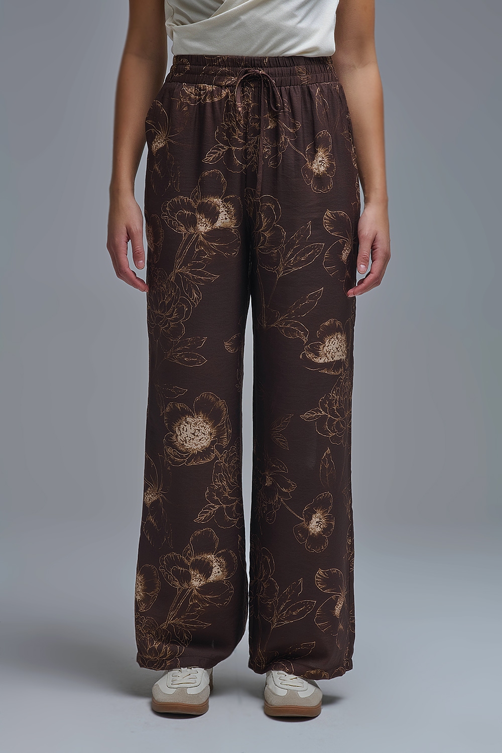 Pantalon fluido estampado otoñal sobre fondo marró bolsillos laterales y cintura elástica con detalle de cordón Neandnu