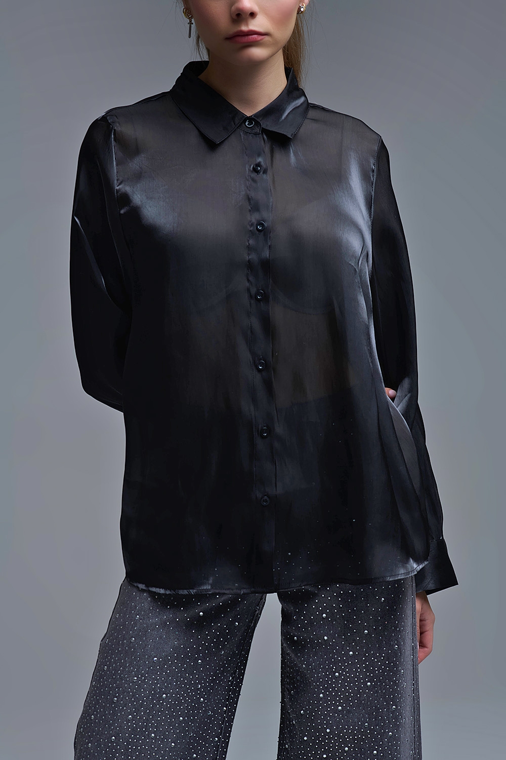 Camisa de manga larga cuello camisero botonadura delantera, confeccionada en un elegante tejido satinado de color negro Neandnu