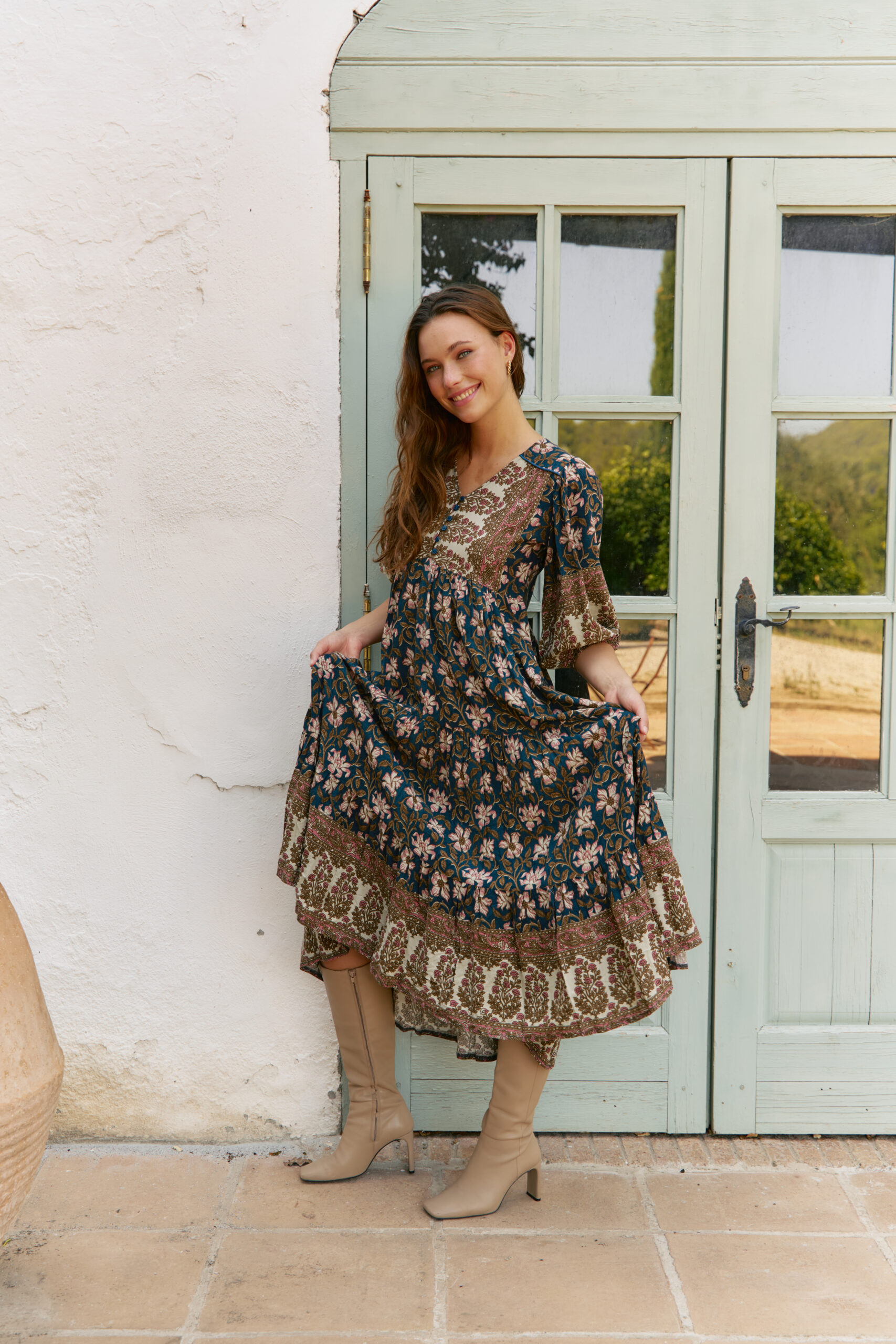 Vestido maxi boho estampado floral fondo azul escote V corpiño abotonado lazo de cintura desmontable mangas 3/4 con puños elásticos y falda escalonada Neandnu