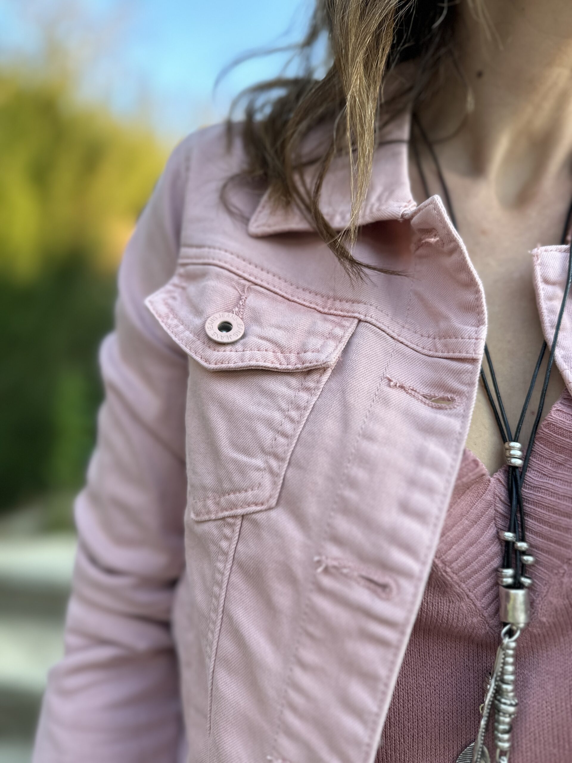 Chaqueta vaquera básica con bolsillos delanteros en un bonito color rosa claro y botones del mismo color Neandnu