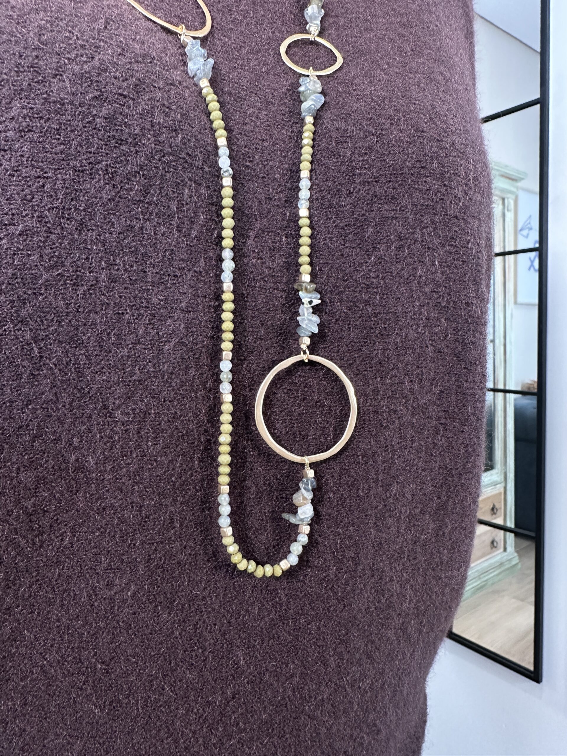 Collar largo de piedras de diferentes tamaños en tonos verdes combinado con aros dorados Neandnu