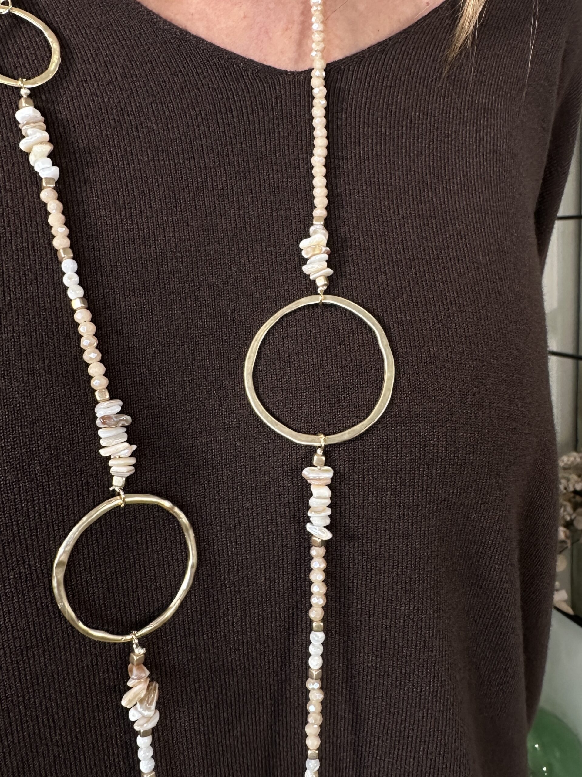 Collar largo de piedras de diferentes tamaños en tonos beiges y blancos combinado con aros dorados Neandnu