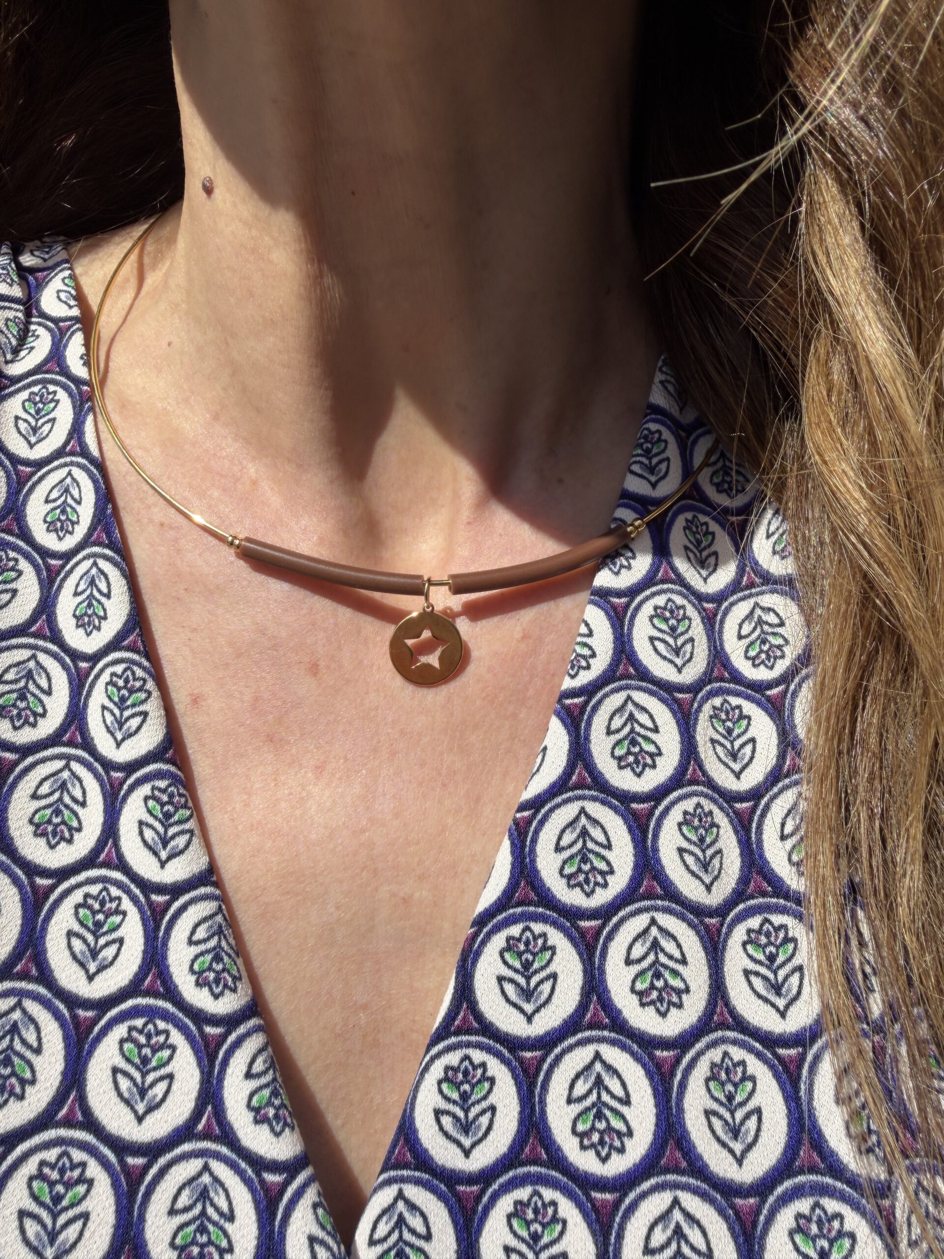 Collar rígido hecho a mano con detalles de piel y colgante redondo con una estrella en el interior Neandnu