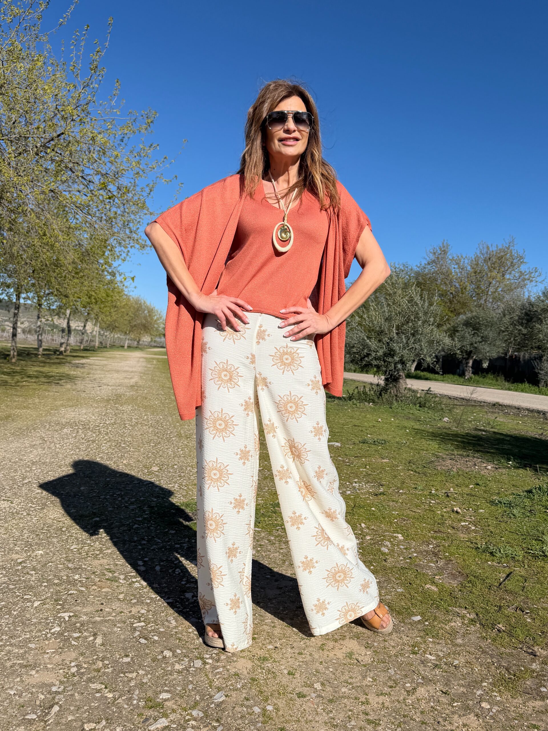 pantalón maxi de pierna ancha estampado floral en tonos beiges y tostados sobre fondo crudo cintura elástica en la parte de atrás y cierre lateral con ganchito oculto y cremallera Neandnu