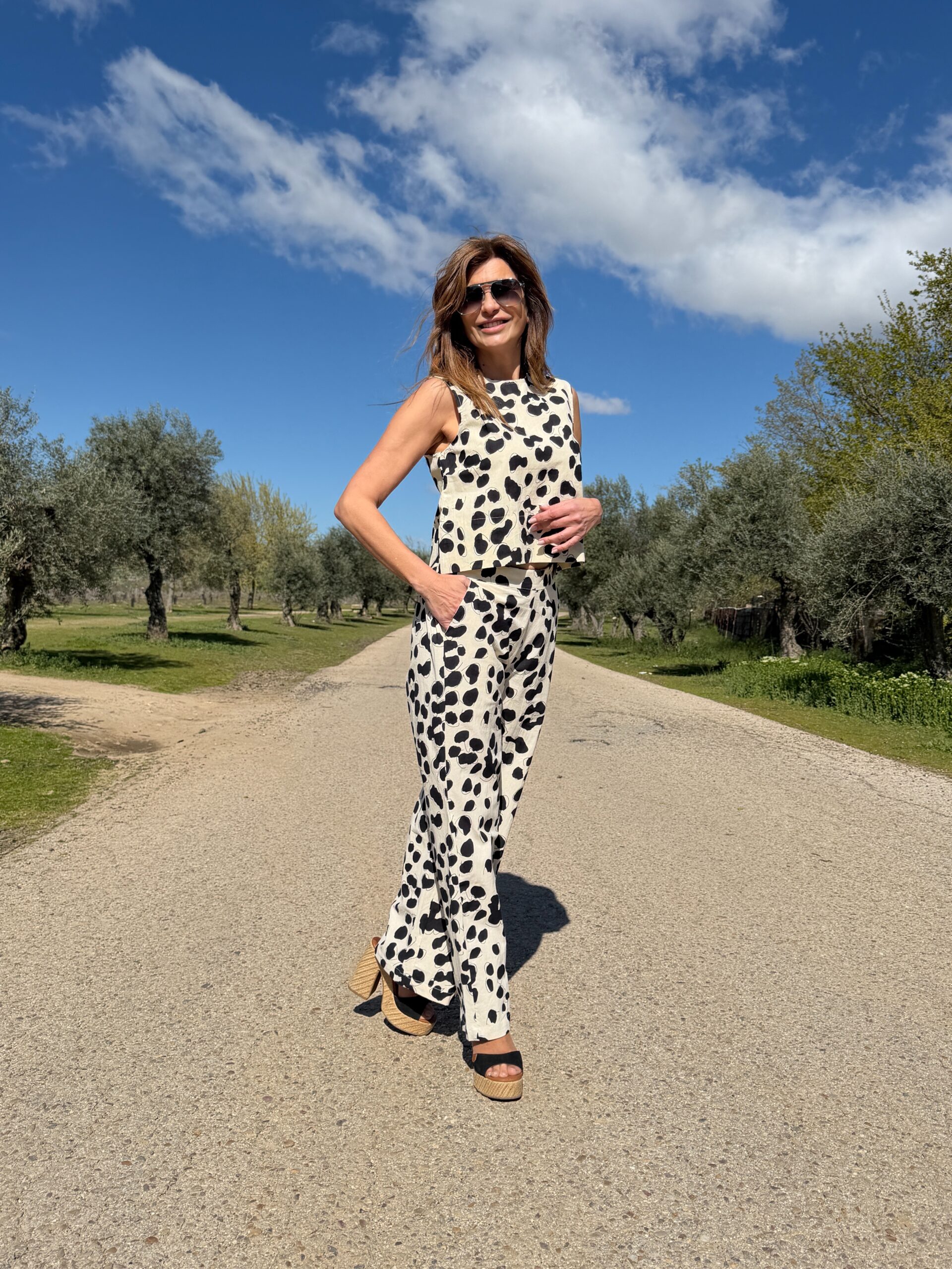 Pantalón maxi estampado dálmata cintura elástica de tiro medio pernera recta y bolsillos laterales Neandnu