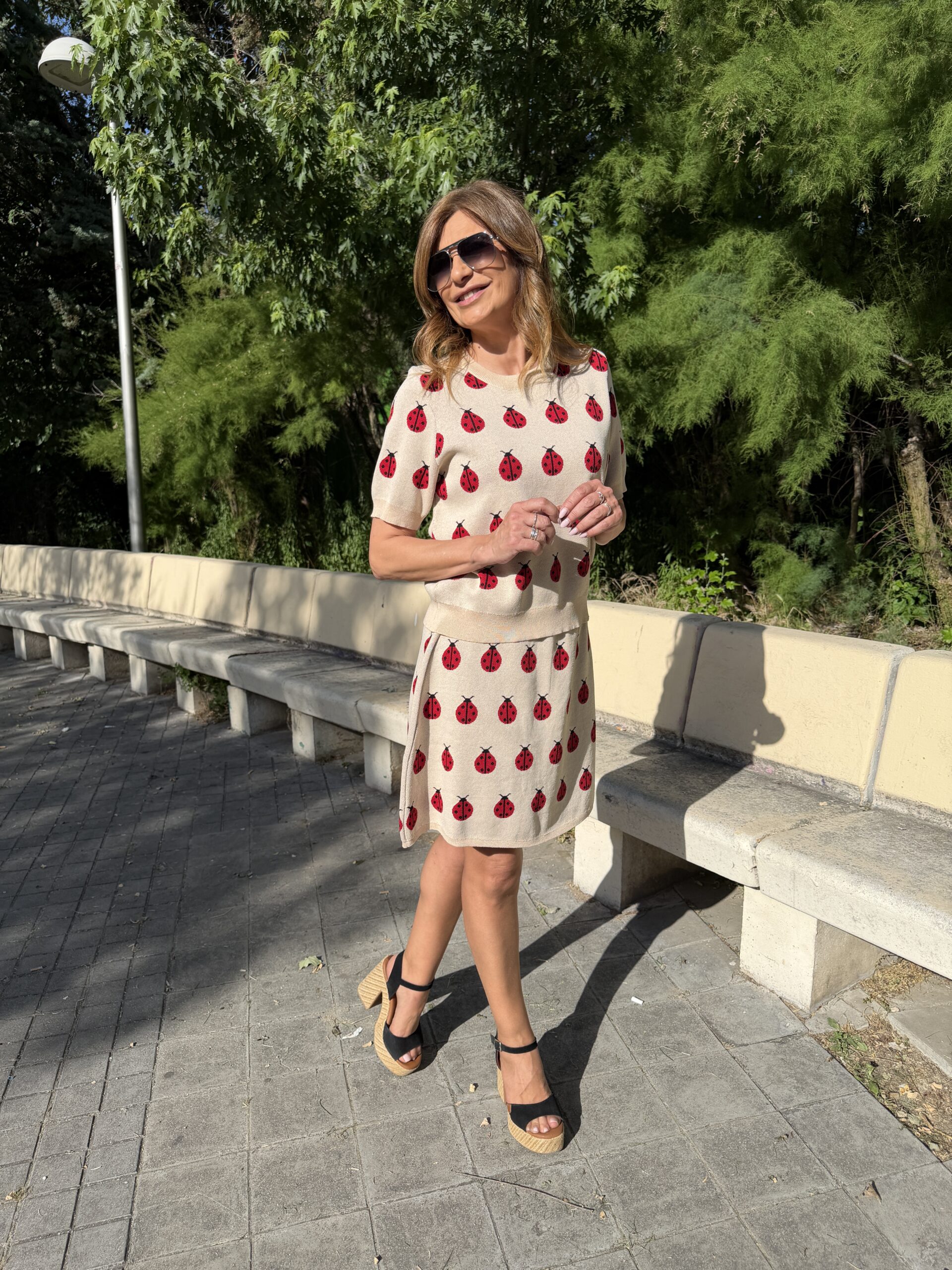 Falda mini estampado de mariquitas rojas sobre fondo crudo cintura elástica de tiro alto y detalles de acabados en rib Neandnu