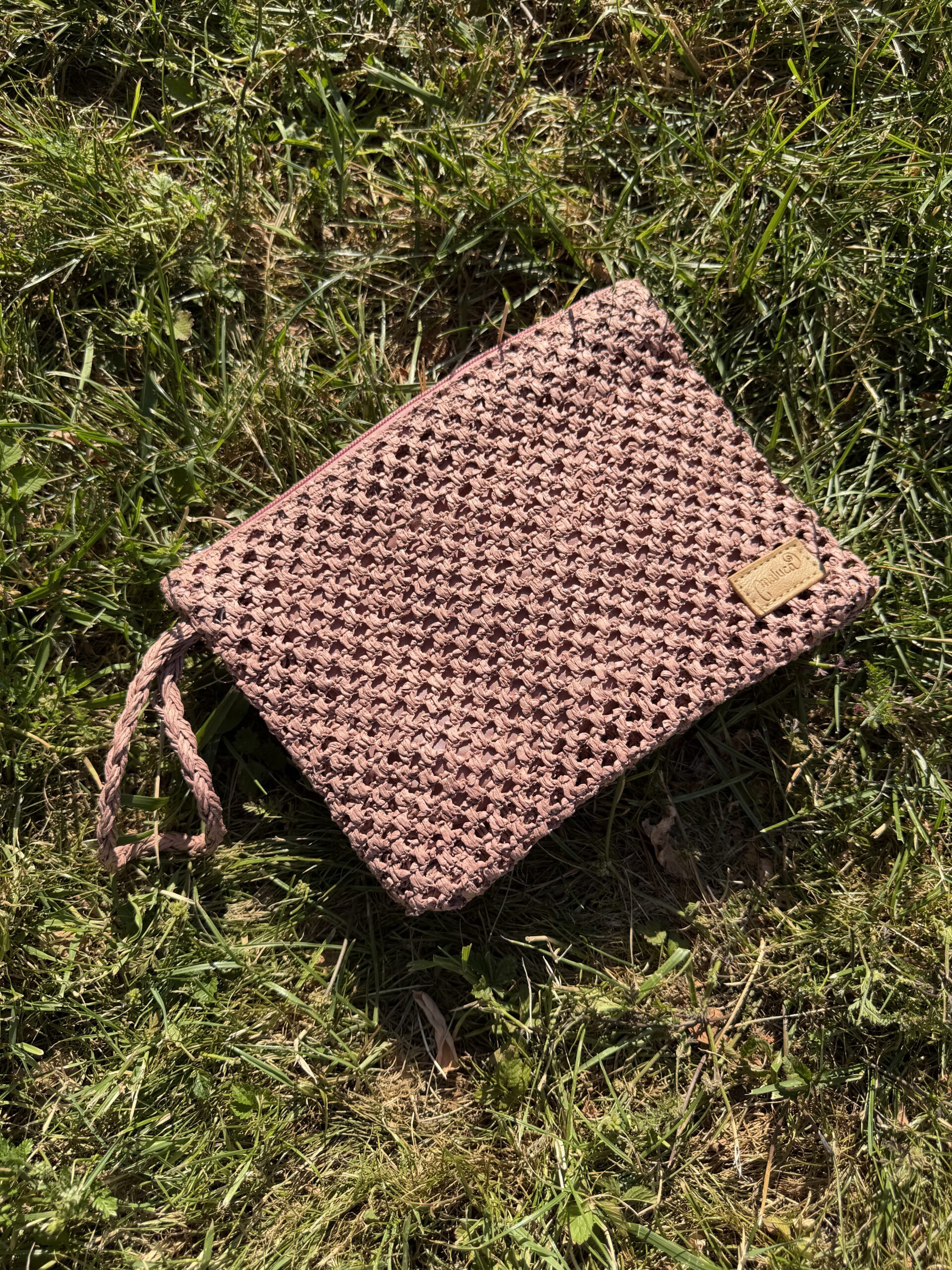 Cartera de mano de crochet calado en color rosa con asa para la muñeca y cierre con cremallera Neandnu