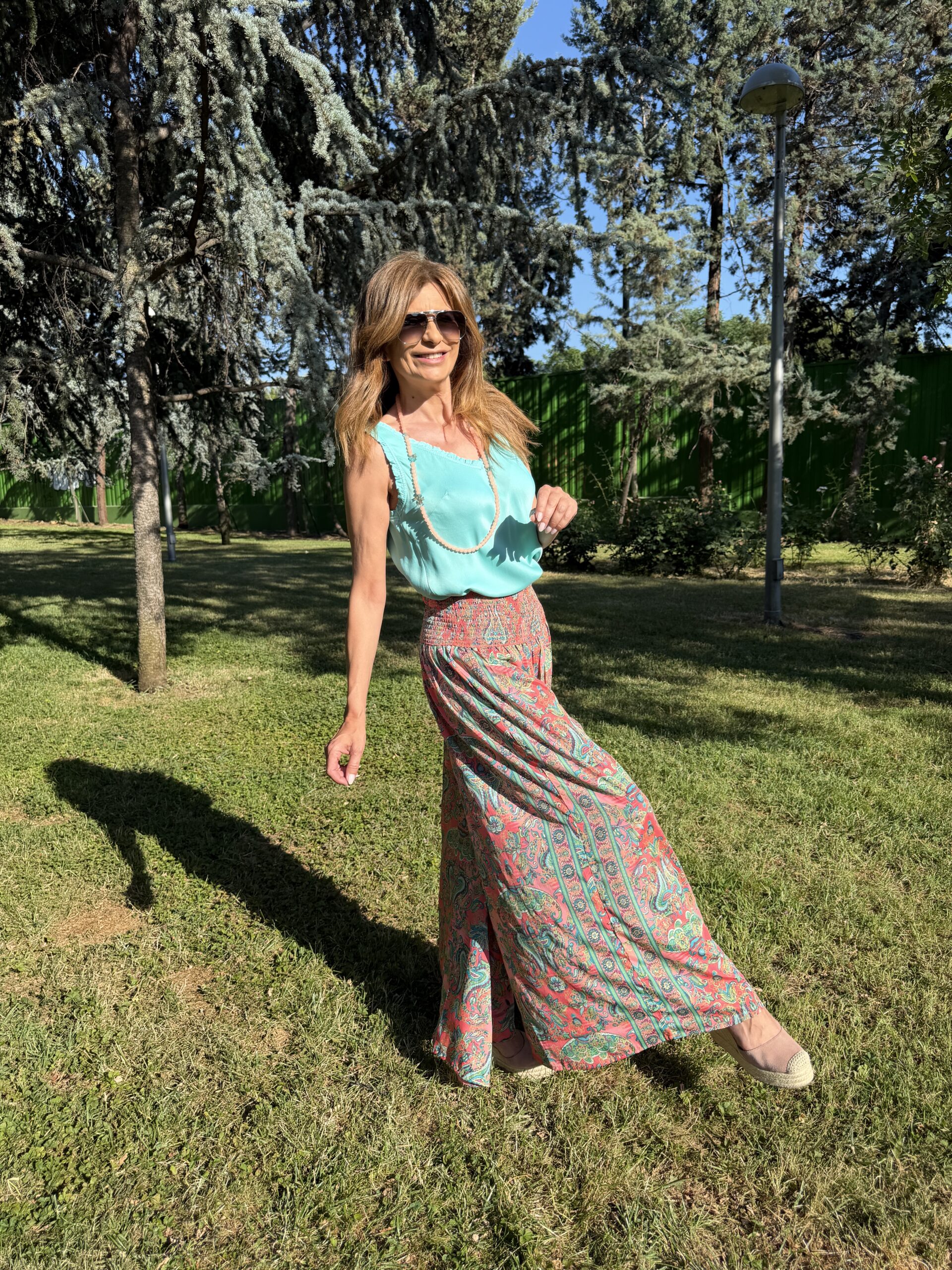 Pantalón maxi de seda con cinturilla ancha de nido de abeja y gran caída en estampado paisley sobre fondo rosa Neandnu