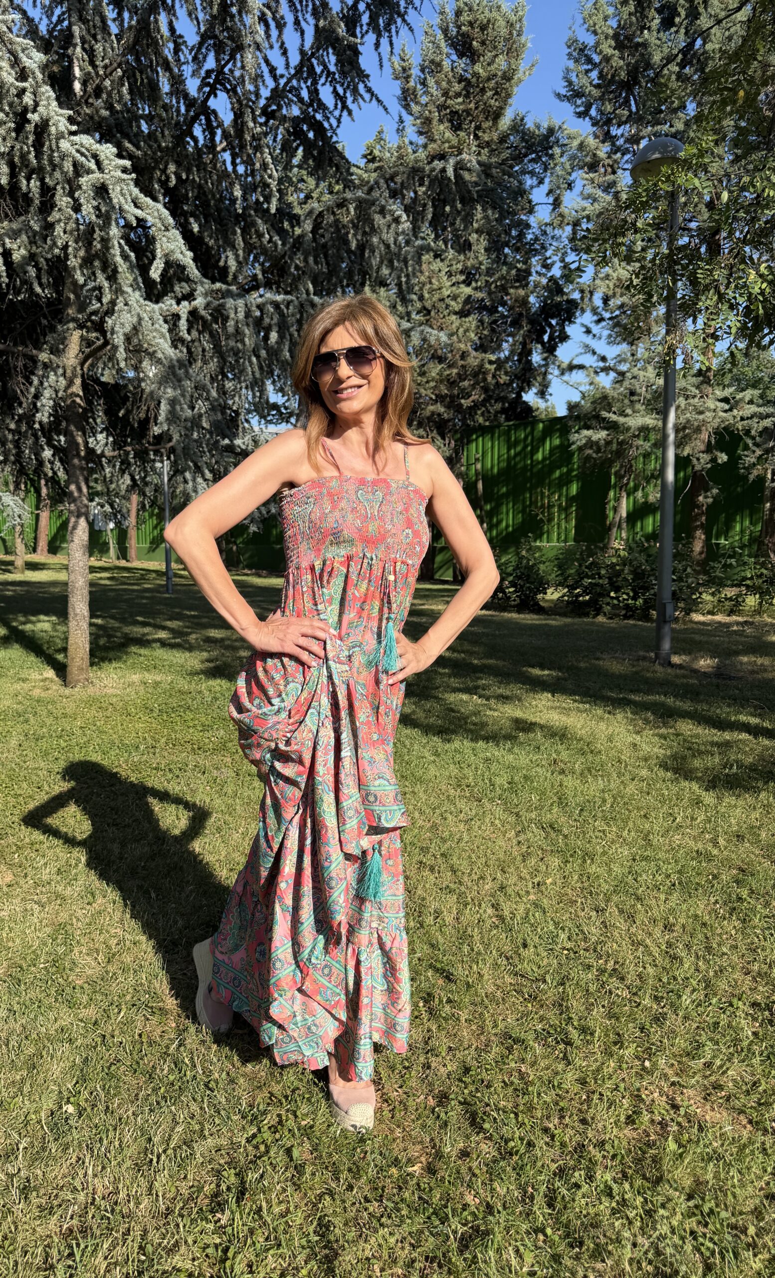 vestido de seda escote en palabra de honor en nido de abeja tirantes ajustables amplio vuelo en los volantes, e estampado paisley sobre fondo rosa Neandnu