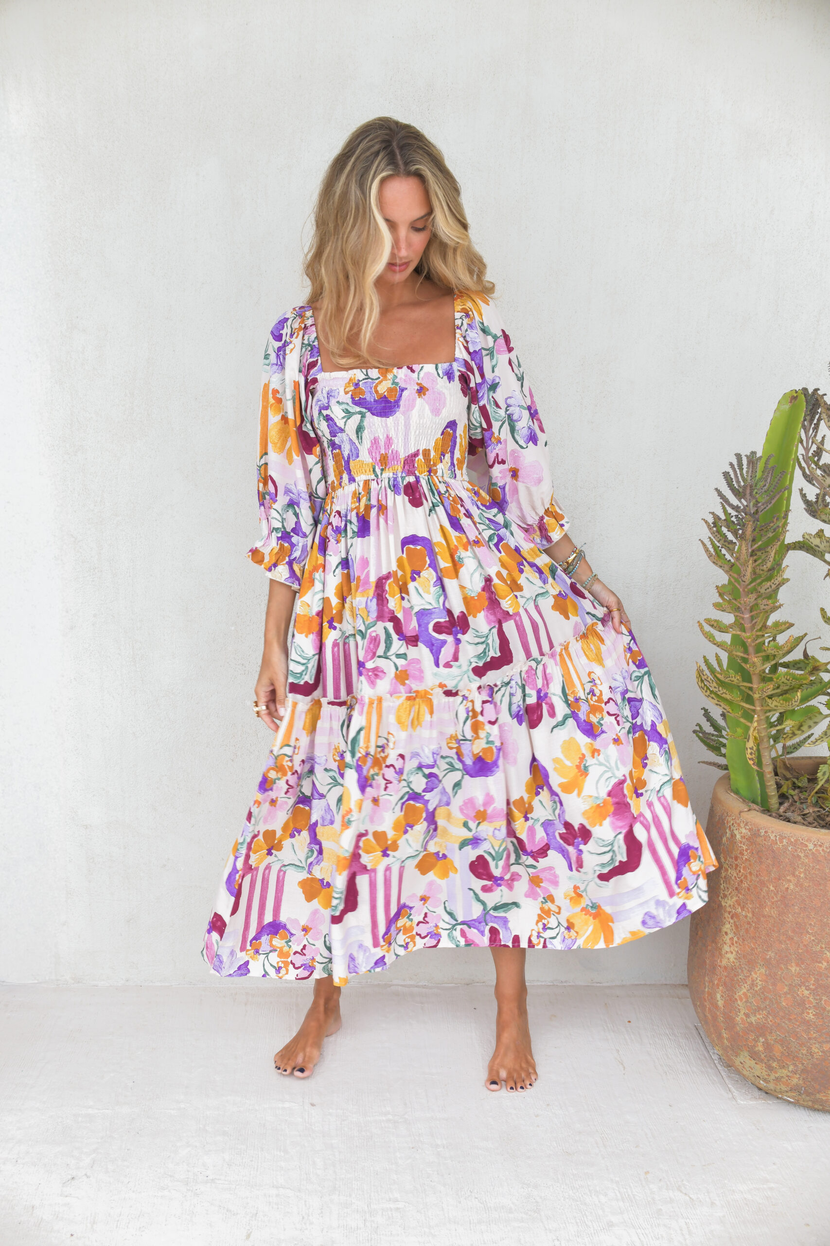 Vestido midi boho estampado floral multicolor sobre fondo blanco escote cuadrado que permite dejar al descubierto los hombros corpiño fruncido para una comodidad flexible mangas largas dulces con dobladillo globo y puños elásticos Neandnu