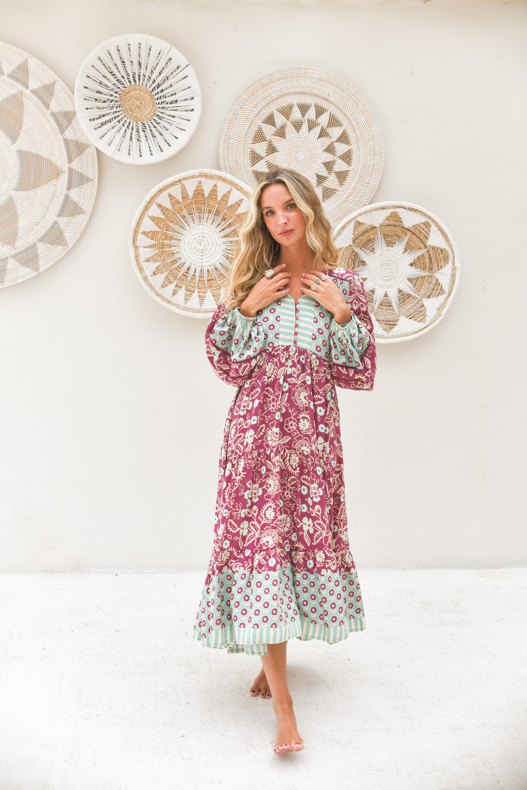 Vestido midi boho estampado floral sobre fondo corinto escote V corpiño abotonado lazo de cintura desmontable mangas 3/4 con puños elásticos y falda escalonada Neandnu