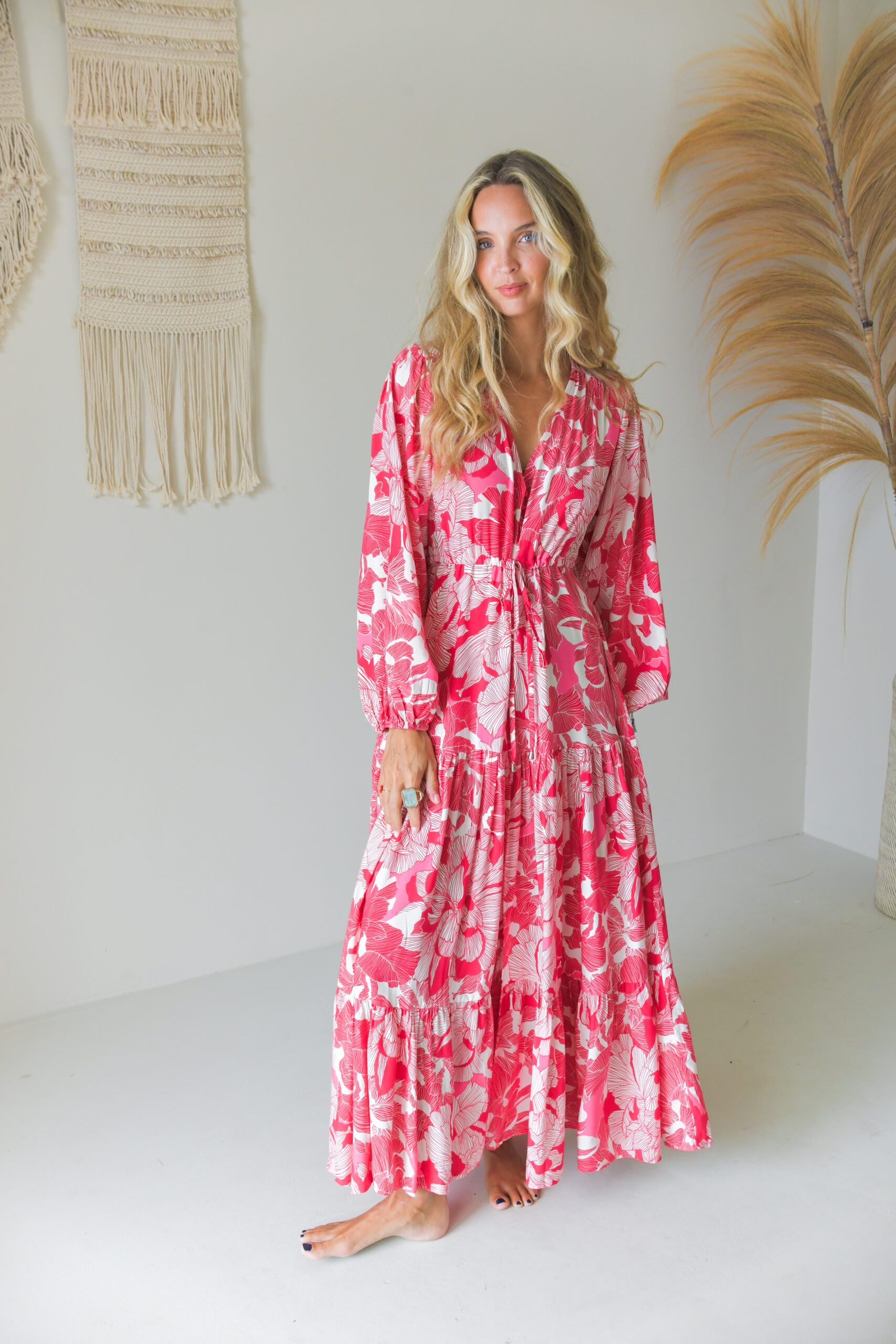 Vestido maxi boho estampado floral en tonos rojos y blanco escote V abotonado en el pecho hasta la cintura manga ligeramente abullonada con puño elástico cintura ajustable con cordón y abertura delantera Neandnu
