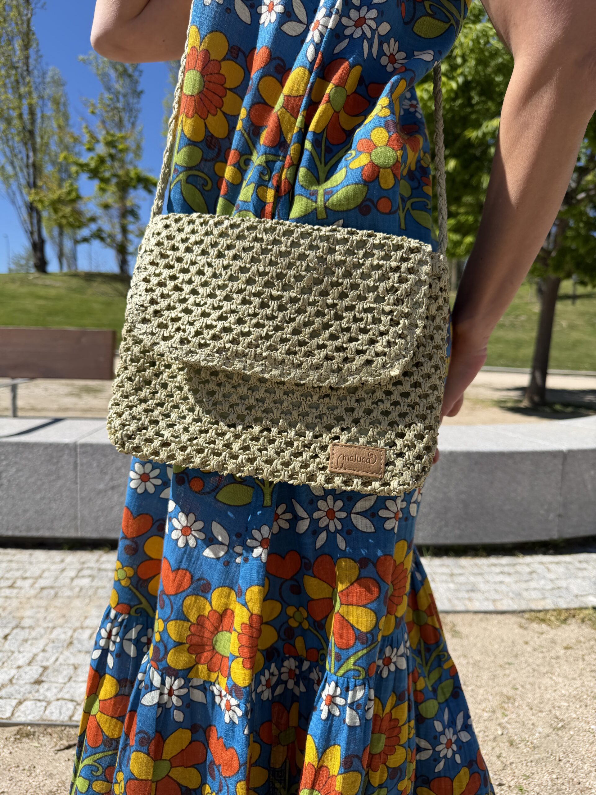 Bolso bandolera crochet calado en color verde, con asa para colgar al hombro y cierre de solapa con imán