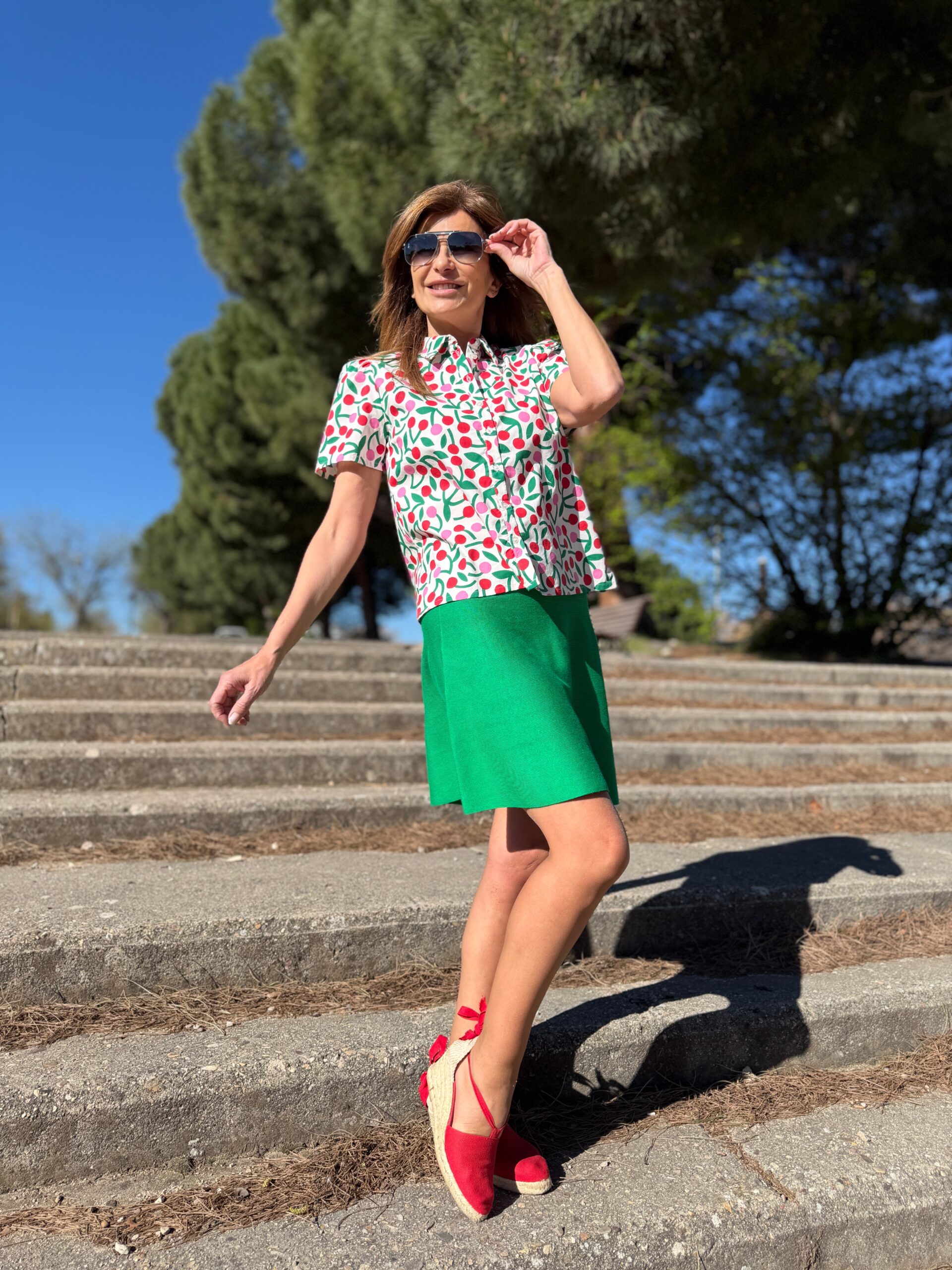 Falda mini en un color verde cintura elástica de tiro alto y detalles de acabados en rib Neandnu