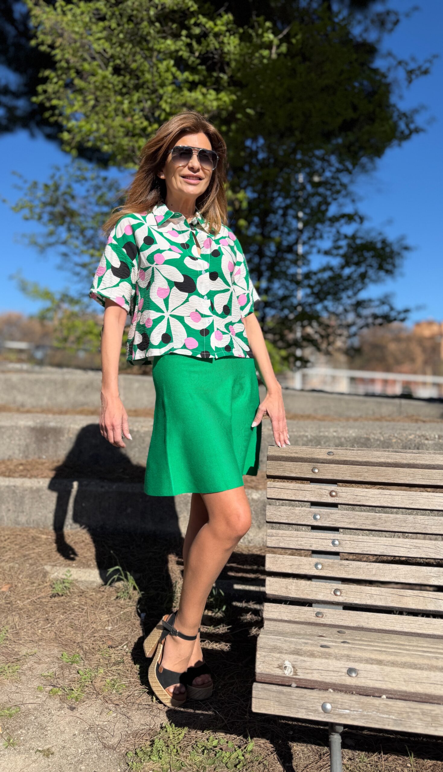 Falda mini en un color verde cintura elástica de tiro alto y detalles de acabados en rib Neandnu