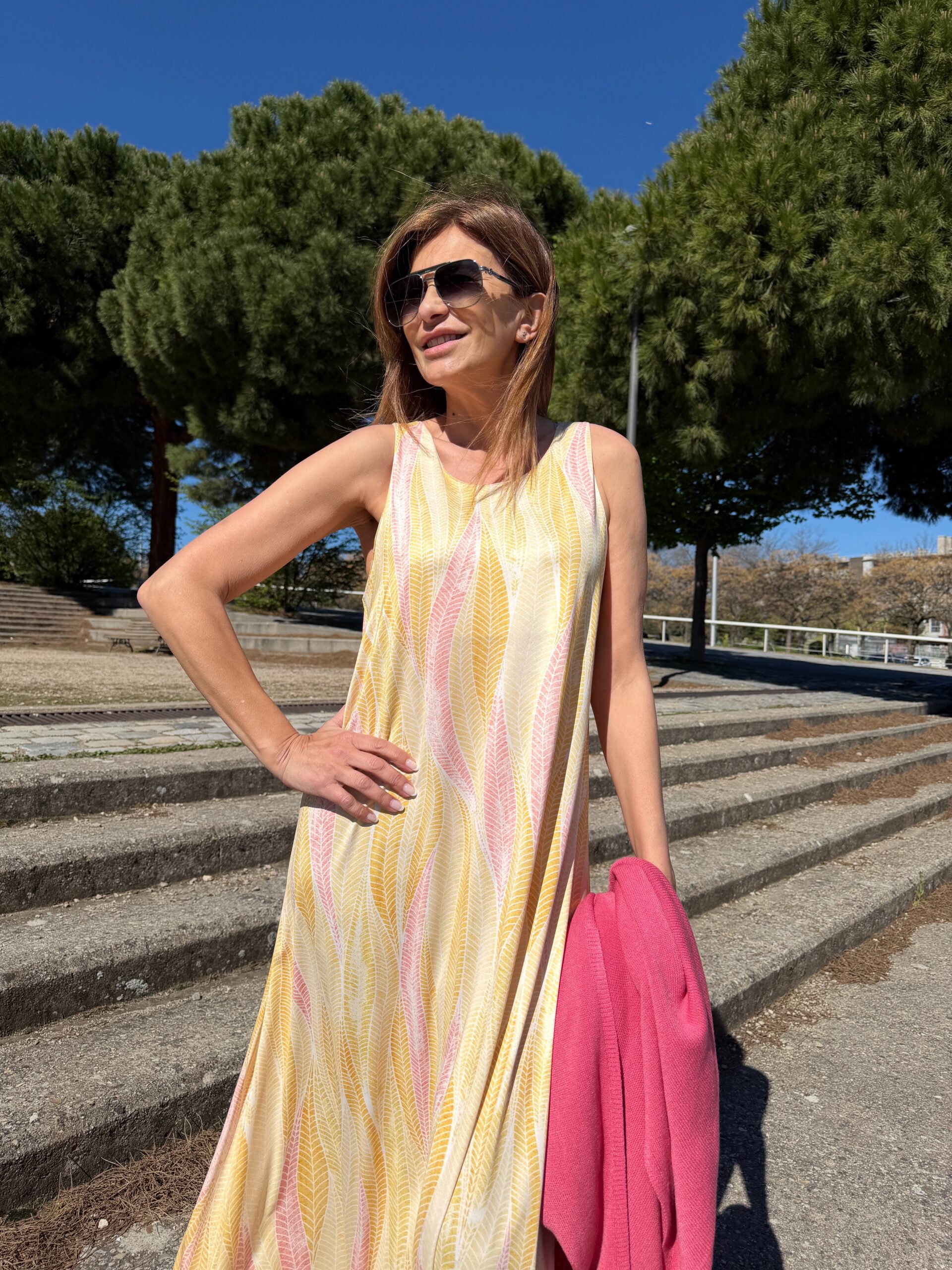 vestido largo corte recto tirante ancho y cuello redondo en estampado de espigas en amarillo rosa y blanco Neandnu