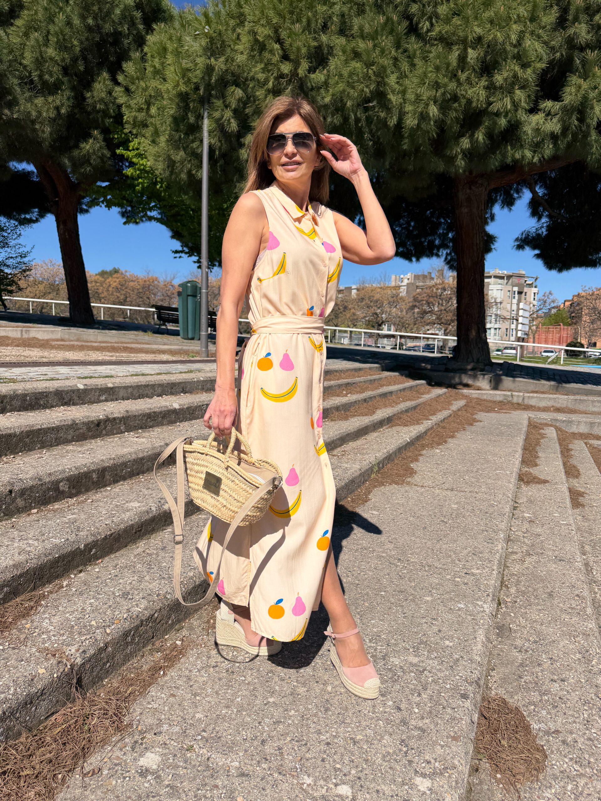 Vestido sin mangas camisero cuello clásico botonadura delantera y cinturón bolsillos laterales estampado de frutas sobre fondo naranja claro Neandnu