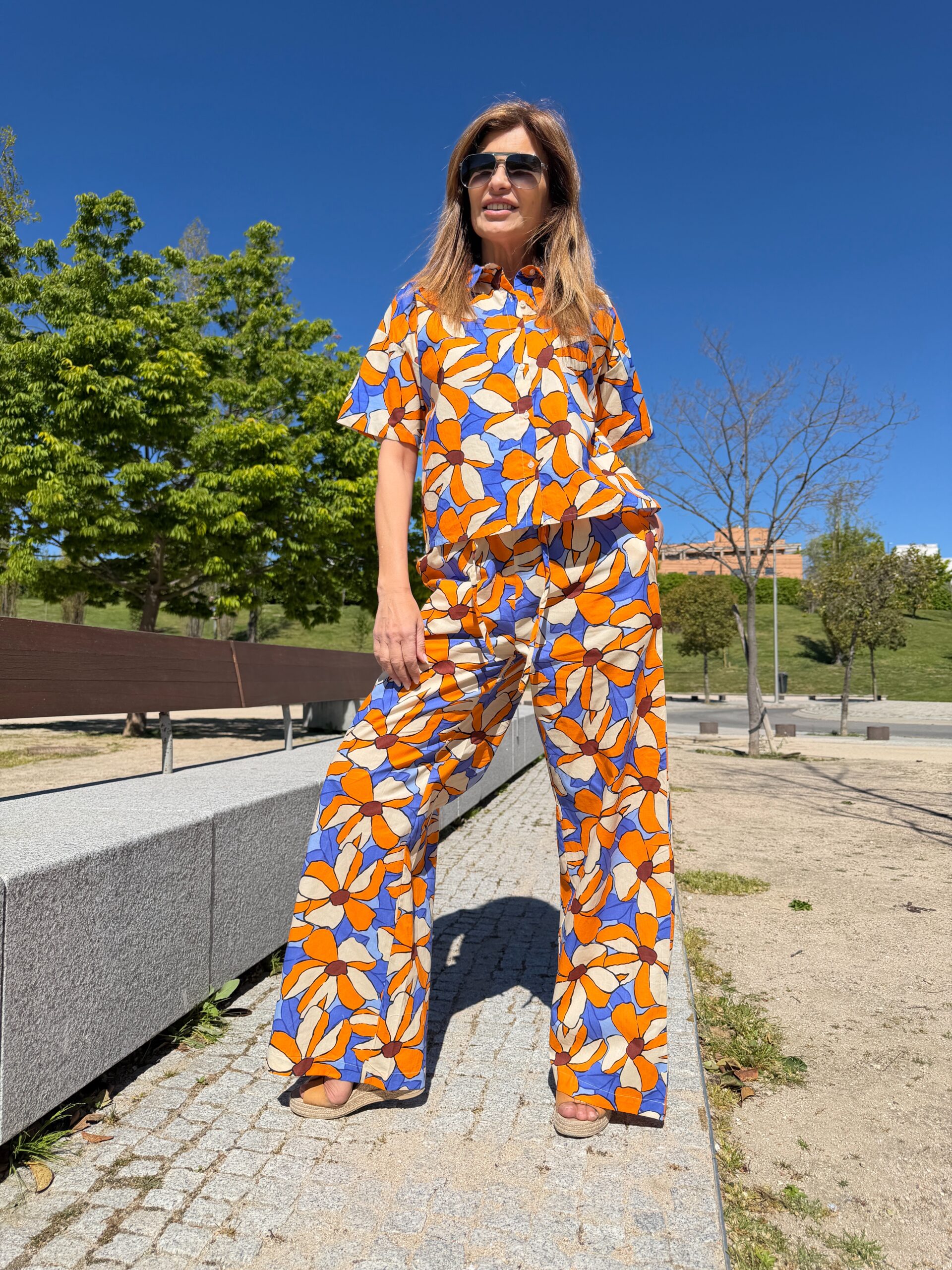Camisa 100% algodón manga 3/4. cuello con solapa hombro caído y cierre frontal con botones en un estampado floral multicolor en tonos beige marrón lilas y naranja Neandnu