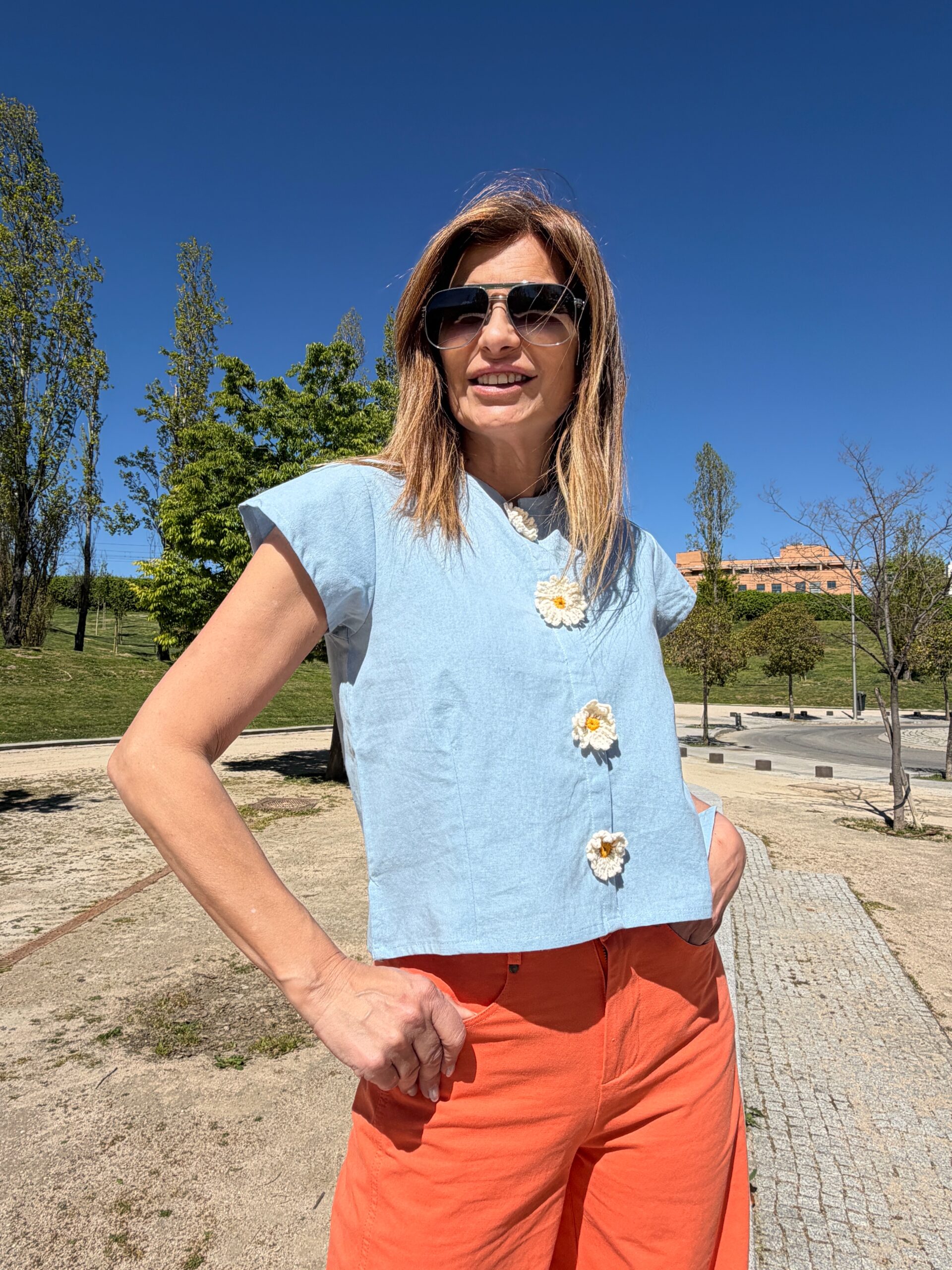 Camisa algodón de color azul claro de manga corta cuello redondo y cierre frontal con botones ocultos con detalles de margarita Neandnu