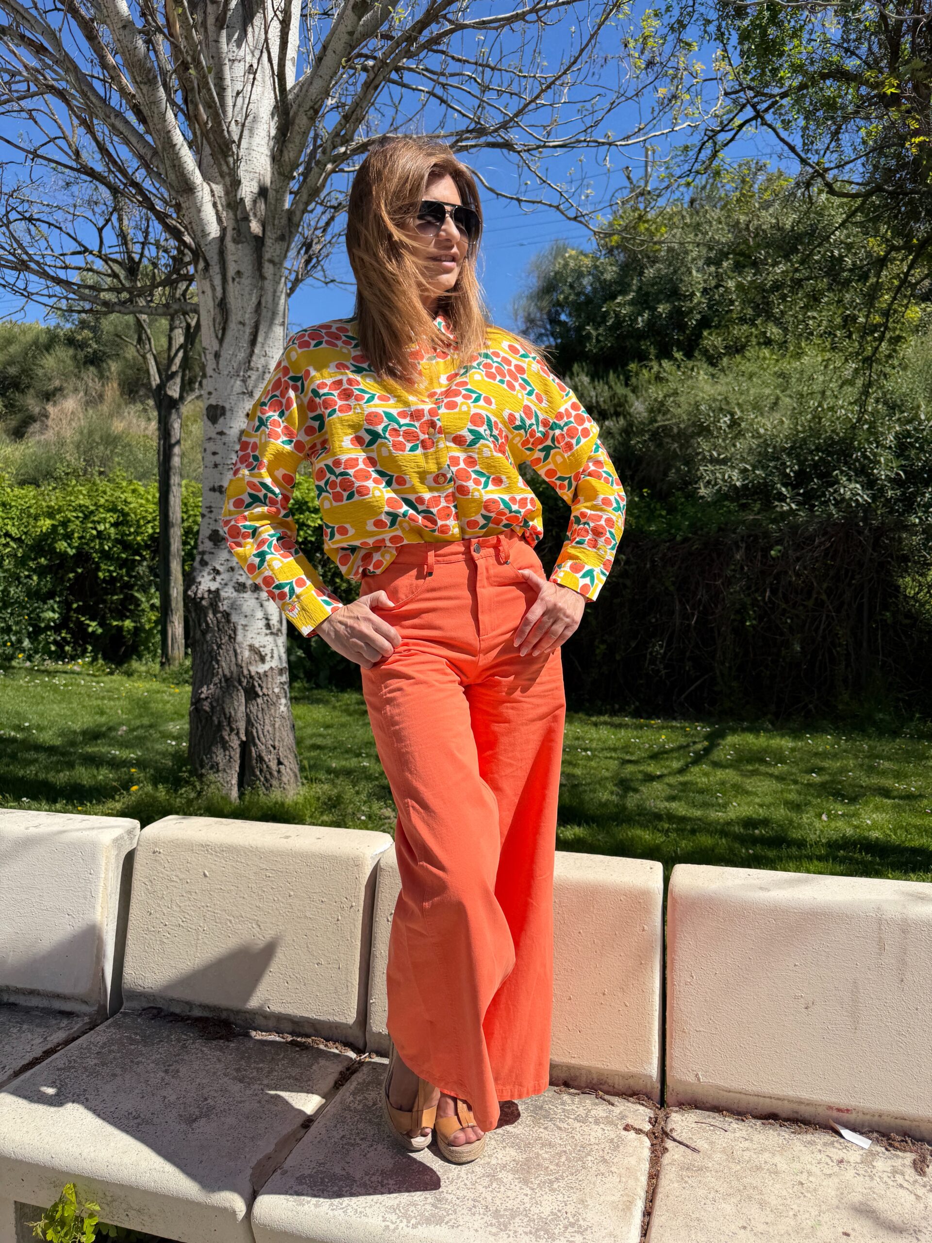 Pantalón de pierna ancha de color naranja cintura fija tiro alto botón bolsillos laterales y posterior y cierre frontal con cremallera y botón Neandnu
