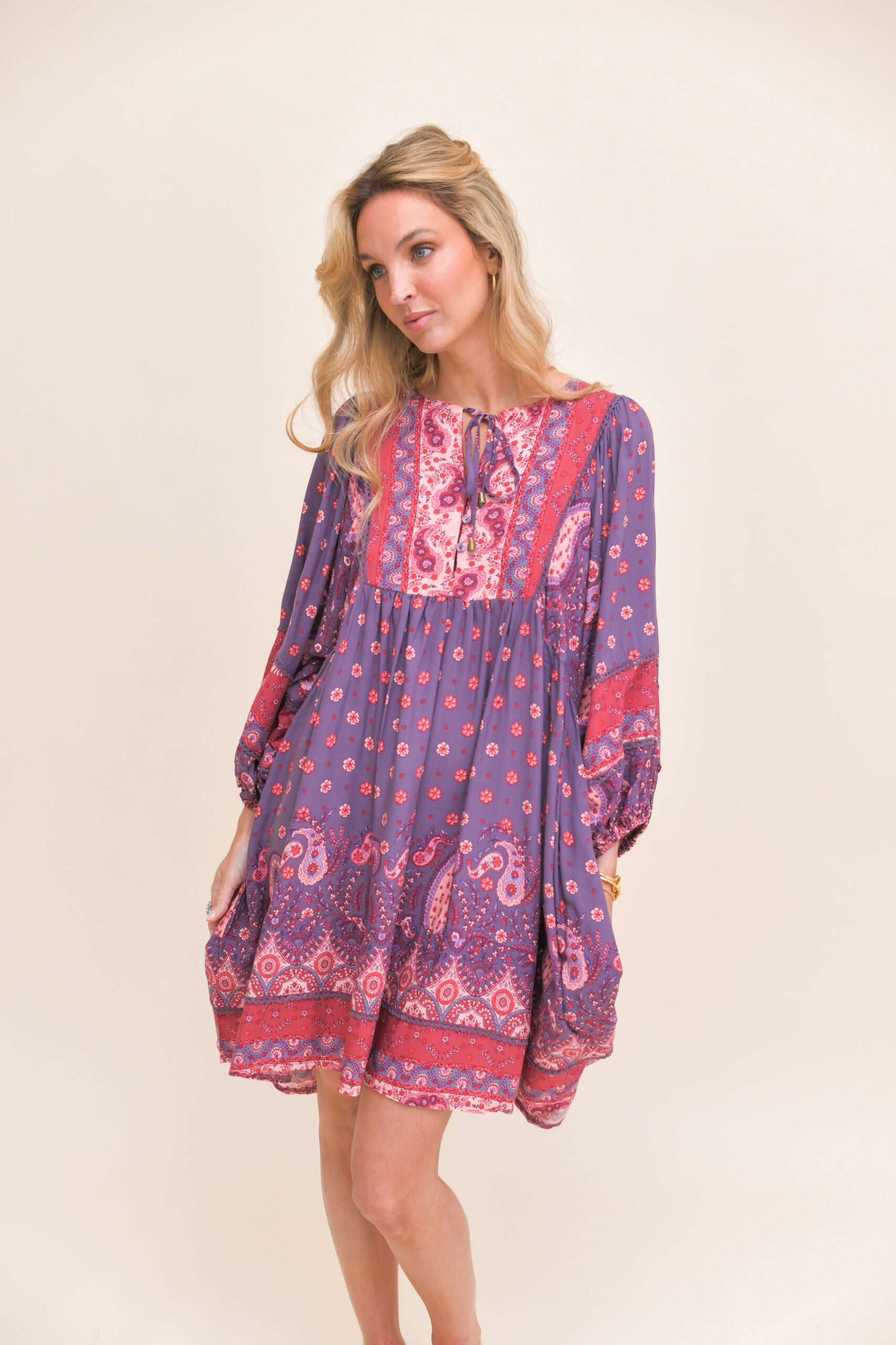 vestido mini boho estampado en contraste color morado y rojo con motivos Paisley y florales oversize escote V con botones en la zona del pecho y bolsillos que le dan forma detalles de encaje mangas globo con puño elástico Neandnu