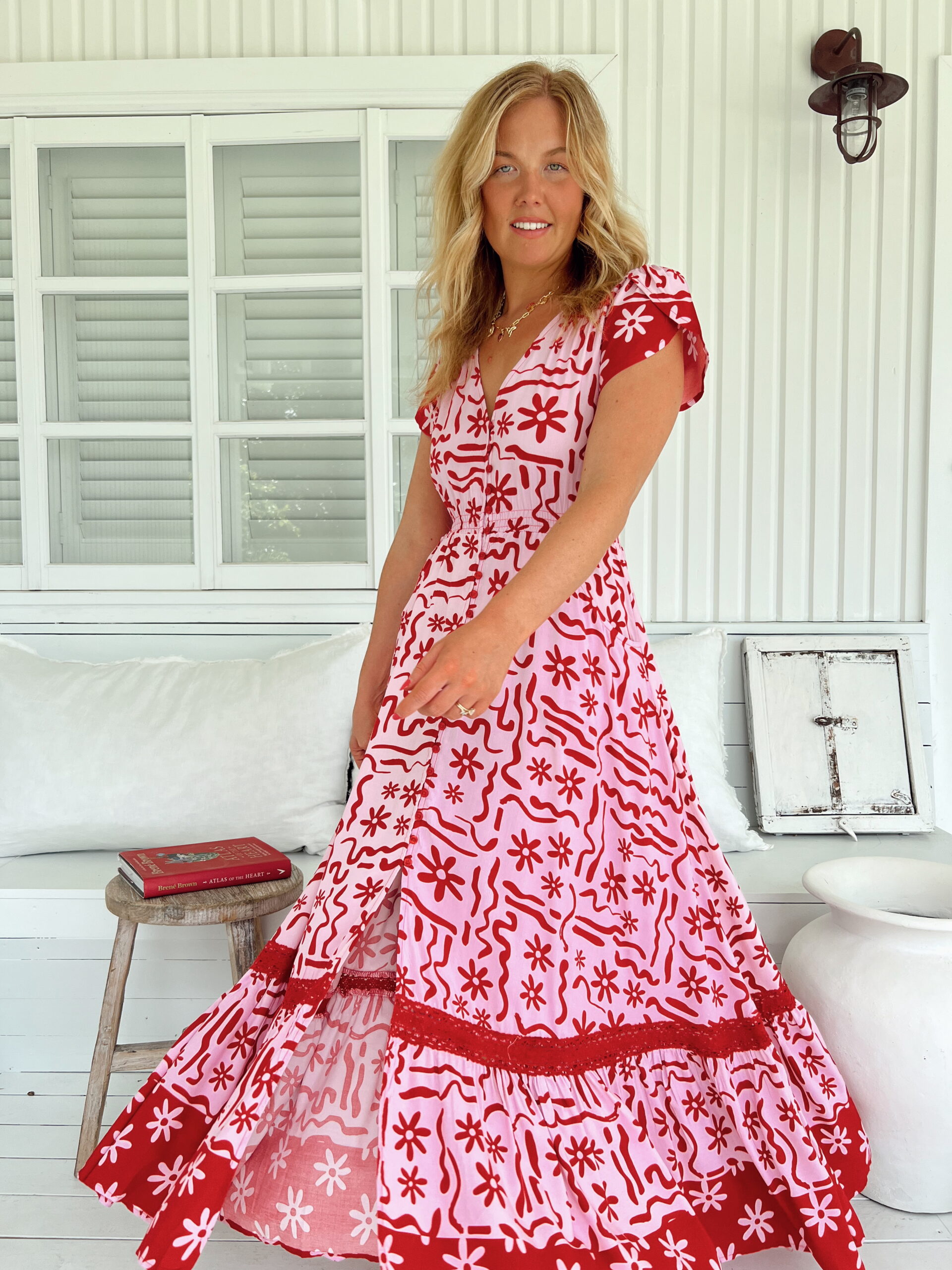 Vestido maxi manga corta escote en V adornos de ganchillo en los hombros y en el bajo con volante bolsillos laterales cinturilla elástica botonadura delantera estampado en contraste rojo coral y rosa pastel con motivos florales y ornamentales Neandnu