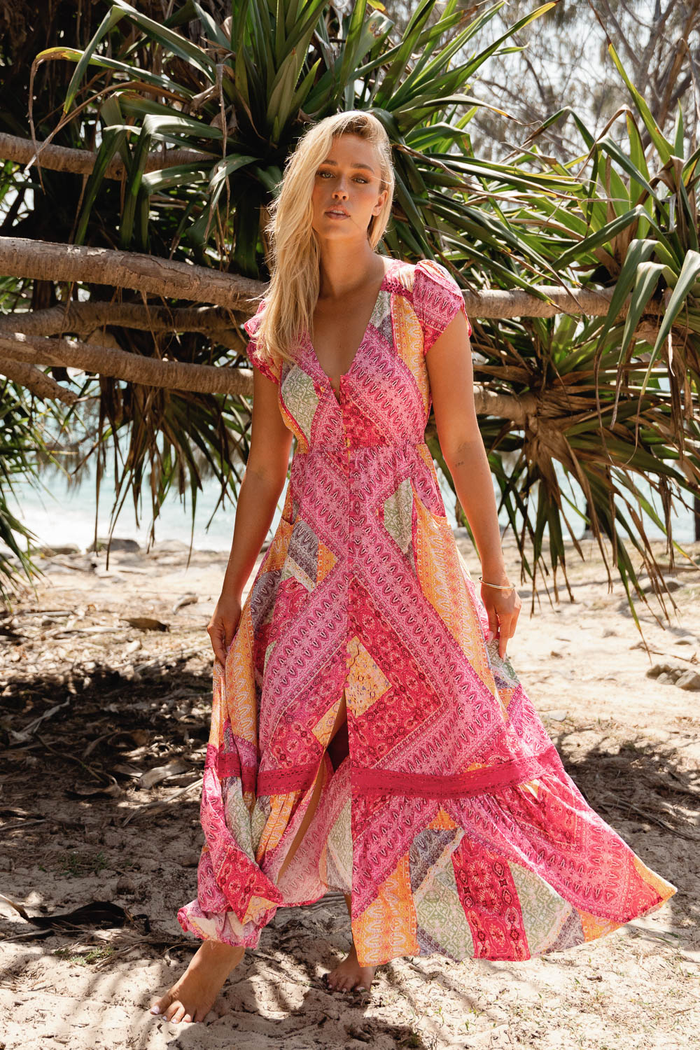 Vestido maxi manga corta escote V adornos de ganchillo en los hombros y en el bajo con volante bolsillos laterales cinturilla elástica botonadura delantera, con amplio vuelo en un exclusivo estampado tipo patchwork multicolor Neandnu