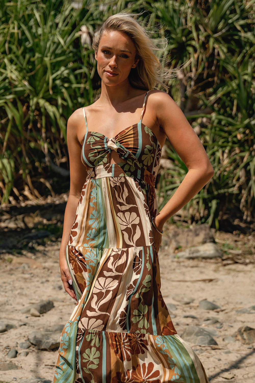 vestido boho maxi de tirantes regulables escote corazón con lazo anudado al pecho y amplia falda de vuelo estampado floral  multicolor en tonos turquesa cacao beiges y tostados Neandnu