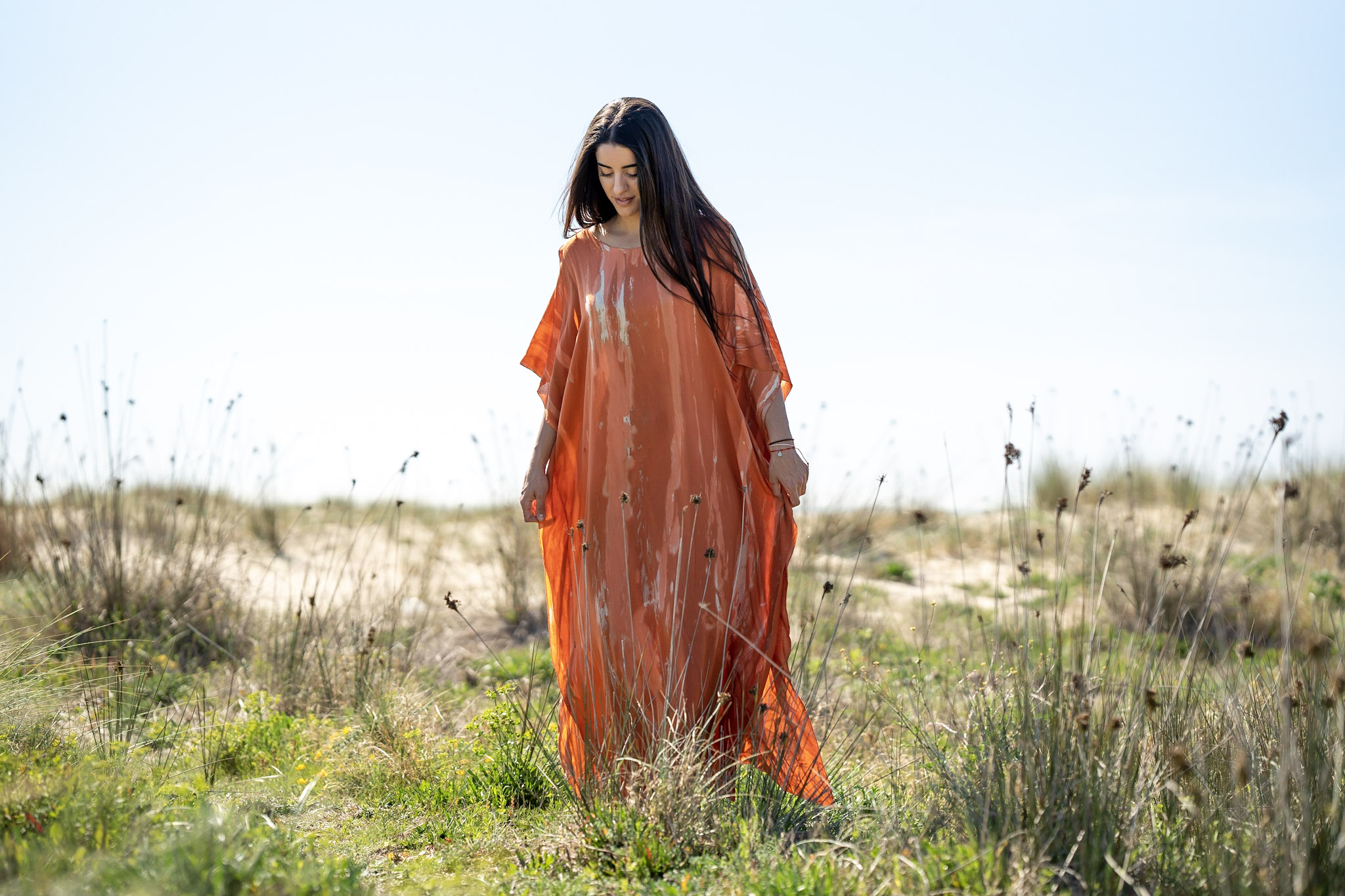 kaftan con diseño tie dye hecho a mano con pigmentos naturales color terracota, cuello redondo con detalle de abertura en los hombros y ligeras aberturas laterales Neandnu