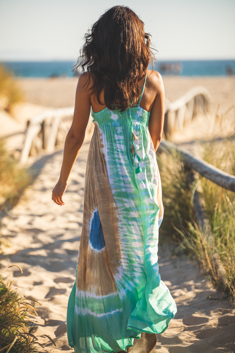 Vestido maxi con diseño tie dye hecho a mano con pigmentos naturales tirantes finos ajustables que se ajustan en la espalda rematados con pompones nido de abeja en la parte de atrás y ligeras aberturas laterales Neandnu