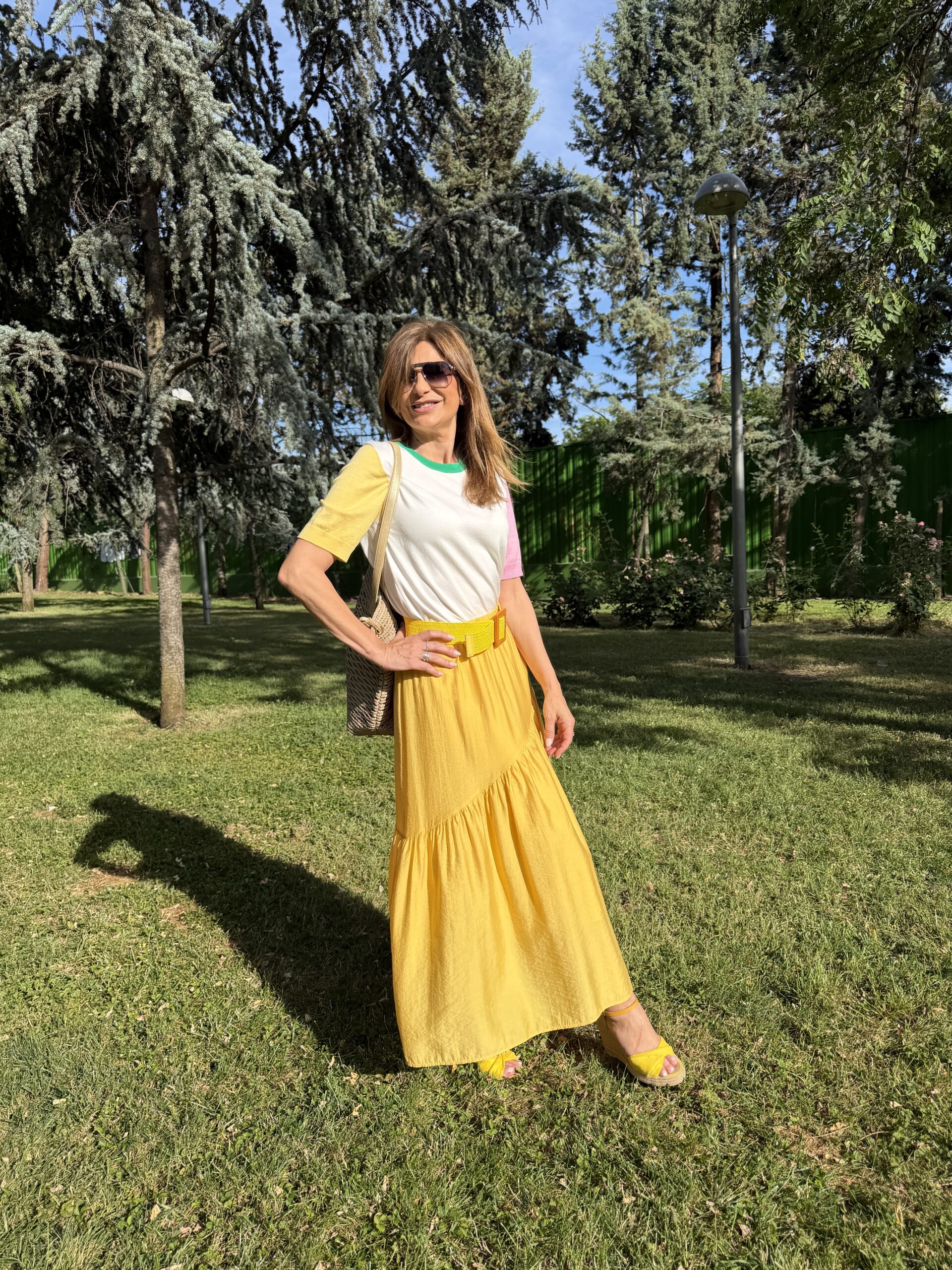 Falda larga tejido crepé satinado de color amarillo cintura fija elástica de tiro alto y detalle de corte asimétrico Neandnu