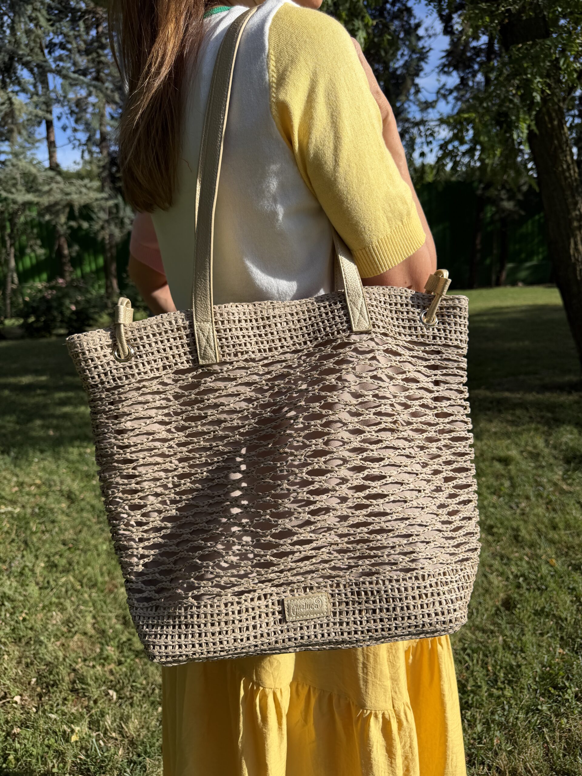 Bolso Maxi de color con cenefas trenzadas en color beige intercaladas con hilo dorado con doble asa color para colgar al hombro y cierre con imán Neandnu