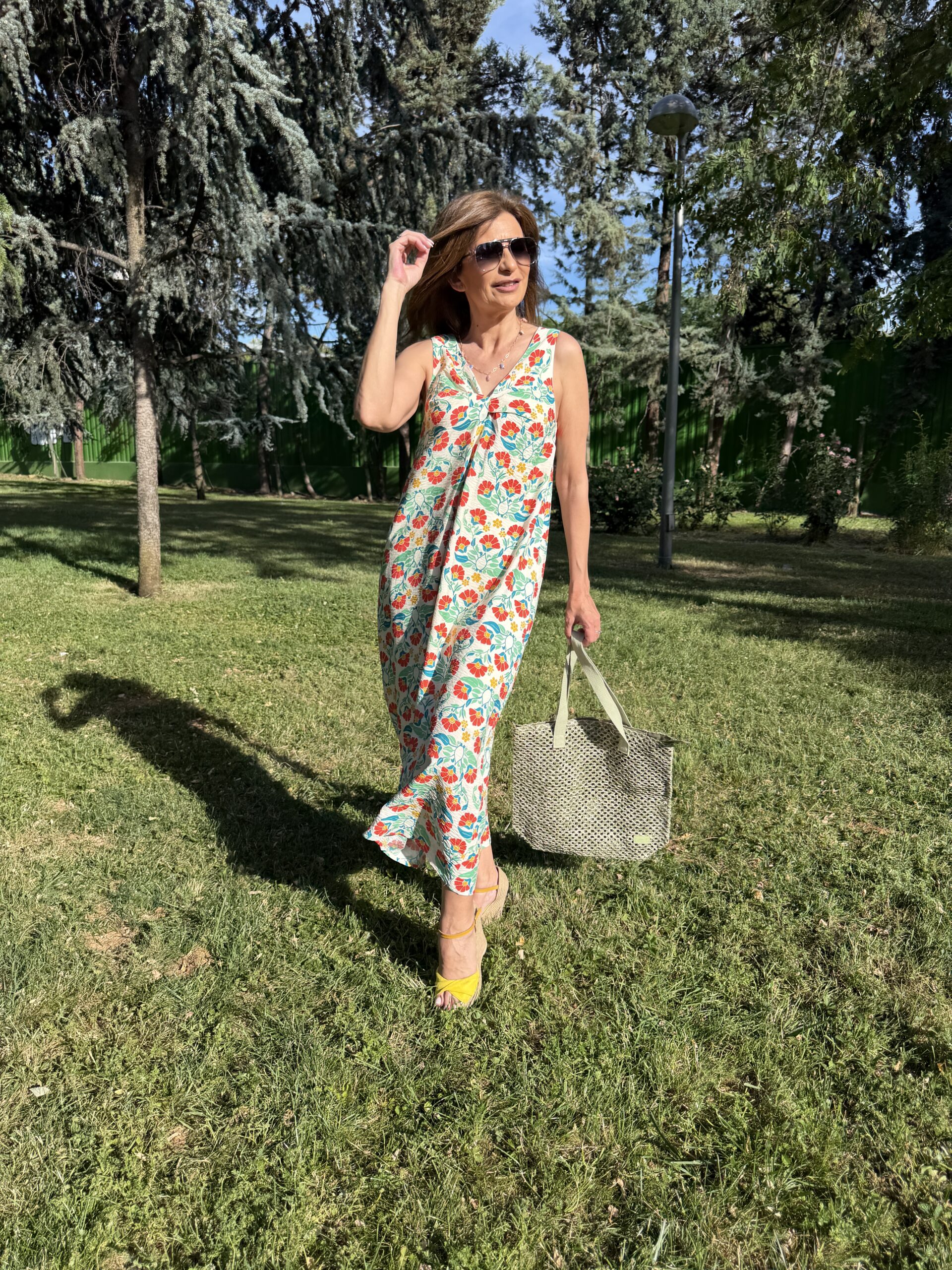 Vestido midi sin mangas tejido crepé estampado floral multicolor de inspiración retro y estética vintage escote pico y detalle anudado en el cuello corte fluido Neandnu