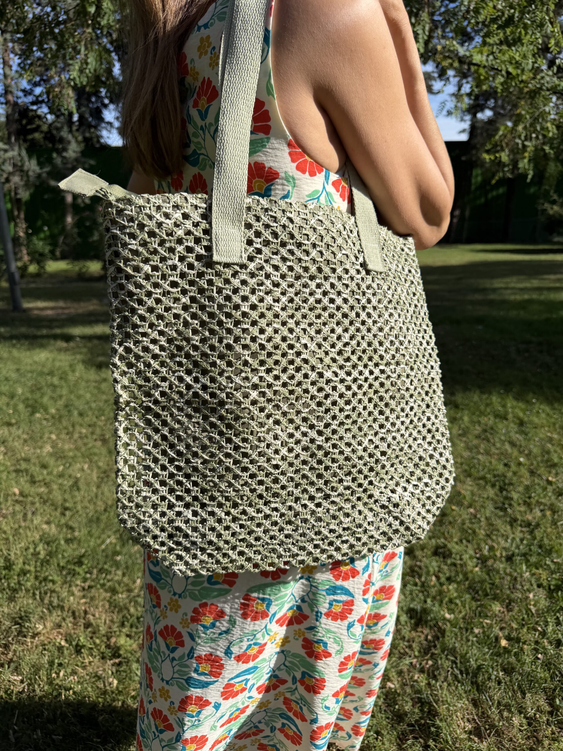 Bolso Maxi de crochet calado en color verde Khaki con doble asa color verde para colgar al hombro y cierre con cremallera Neandnu