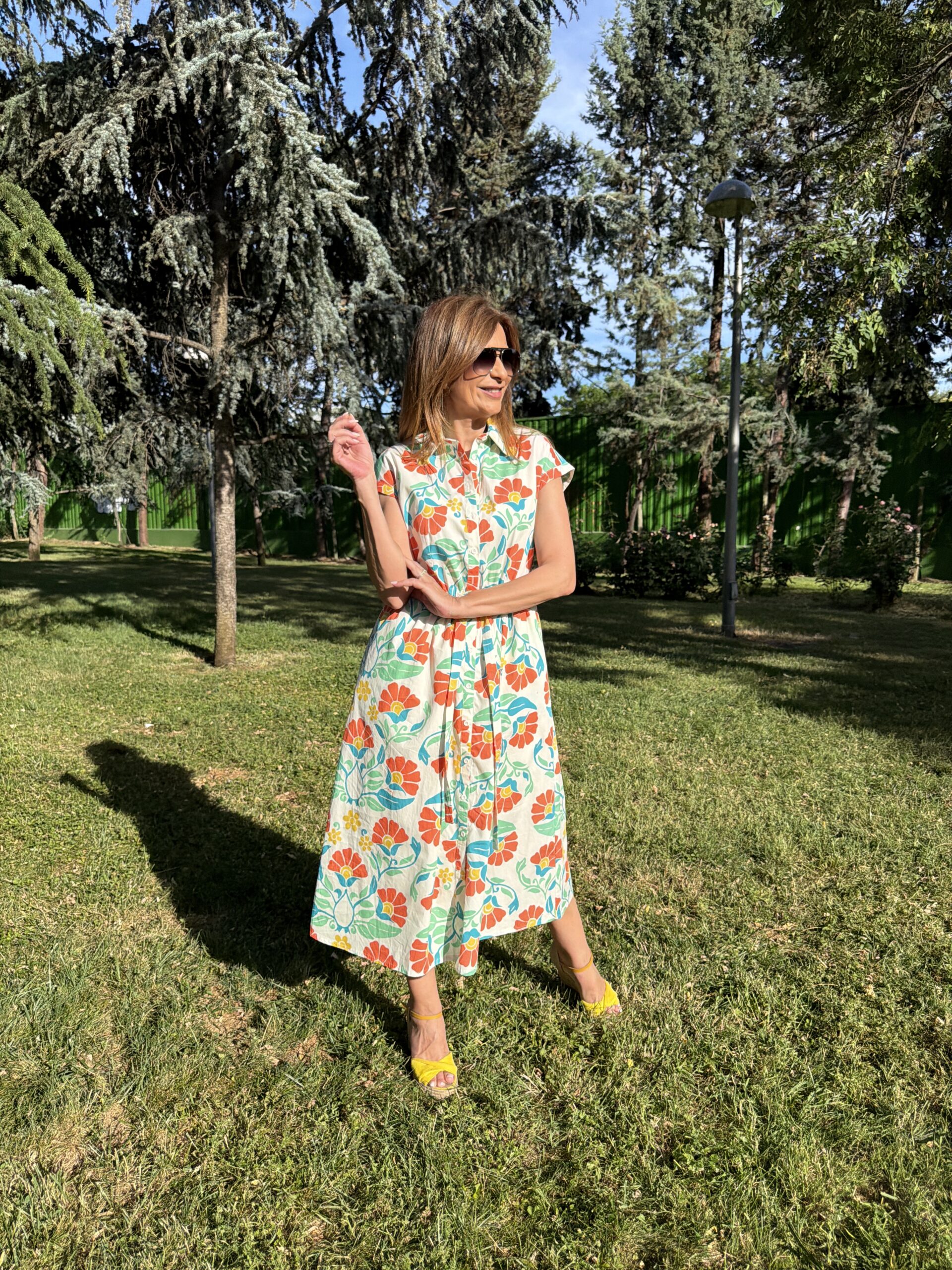 Vestido midi sin mangas 100% algodón con estampado floral multicolor de inspiración retro y estética vintage cuello solapa cierre frontal con botones blancos ajuste en cintura con cordones. y bolsillos laterales neandnu
