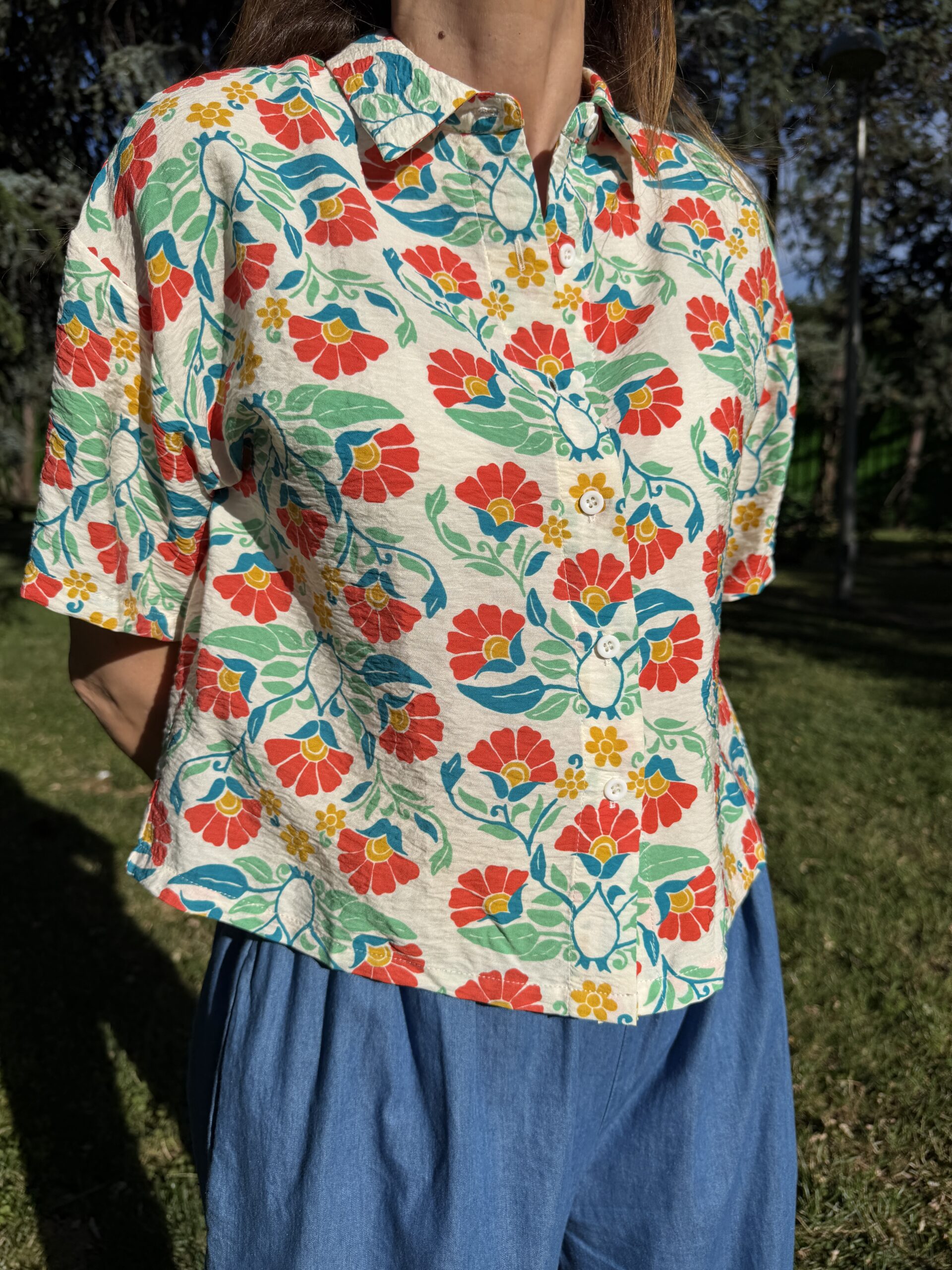 Camisa tejido crepé con estampado floral multicolor de inspiración retro y estética vintage cuello con solapa y manga corta y cierre frontal con botones blanco Neandnu