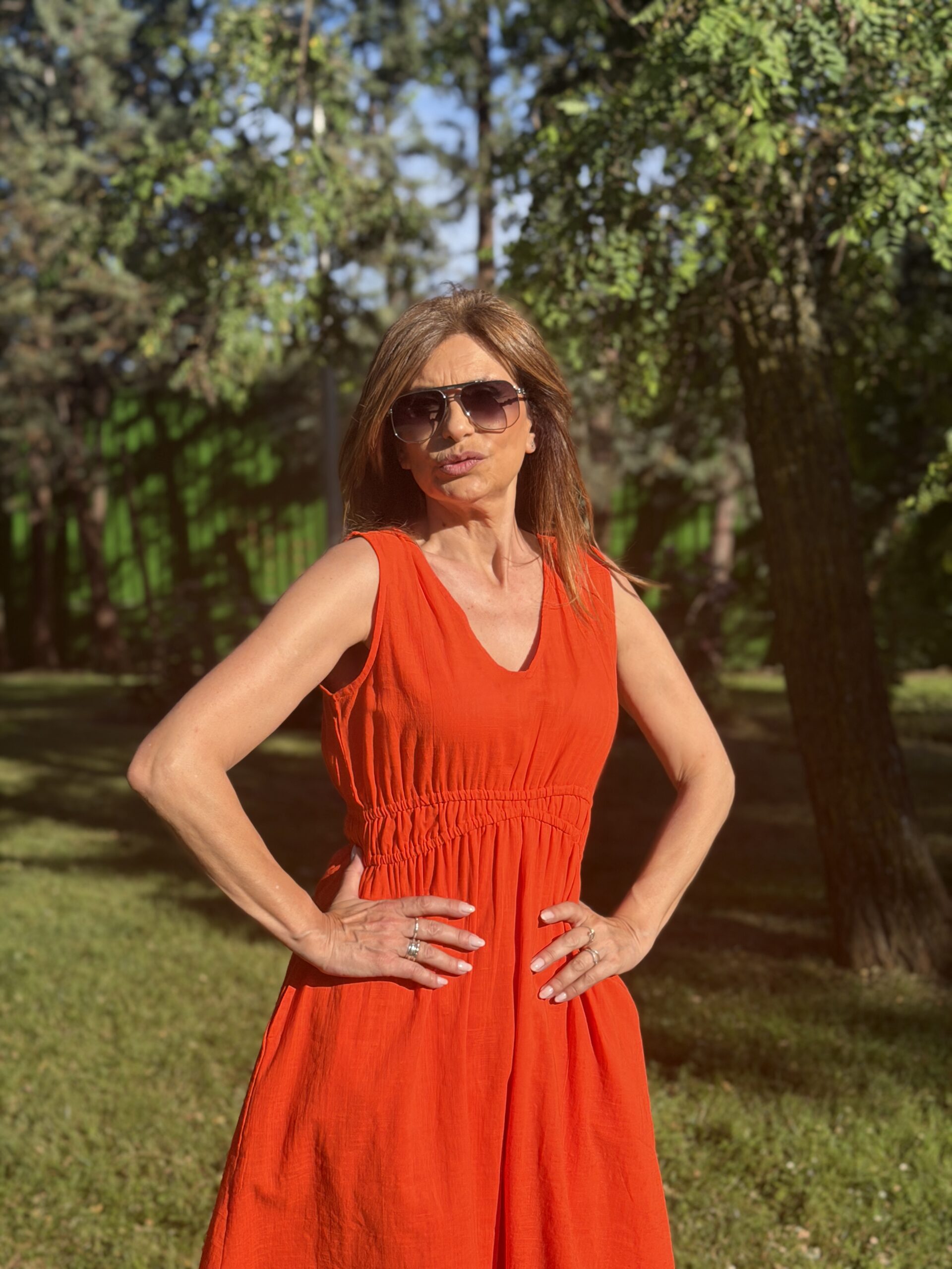 Vestido midi sin mangas tejido 100% algodón en un vibrante color naranja escote pico y detalle de ajuste elástico en cintura Neandnu