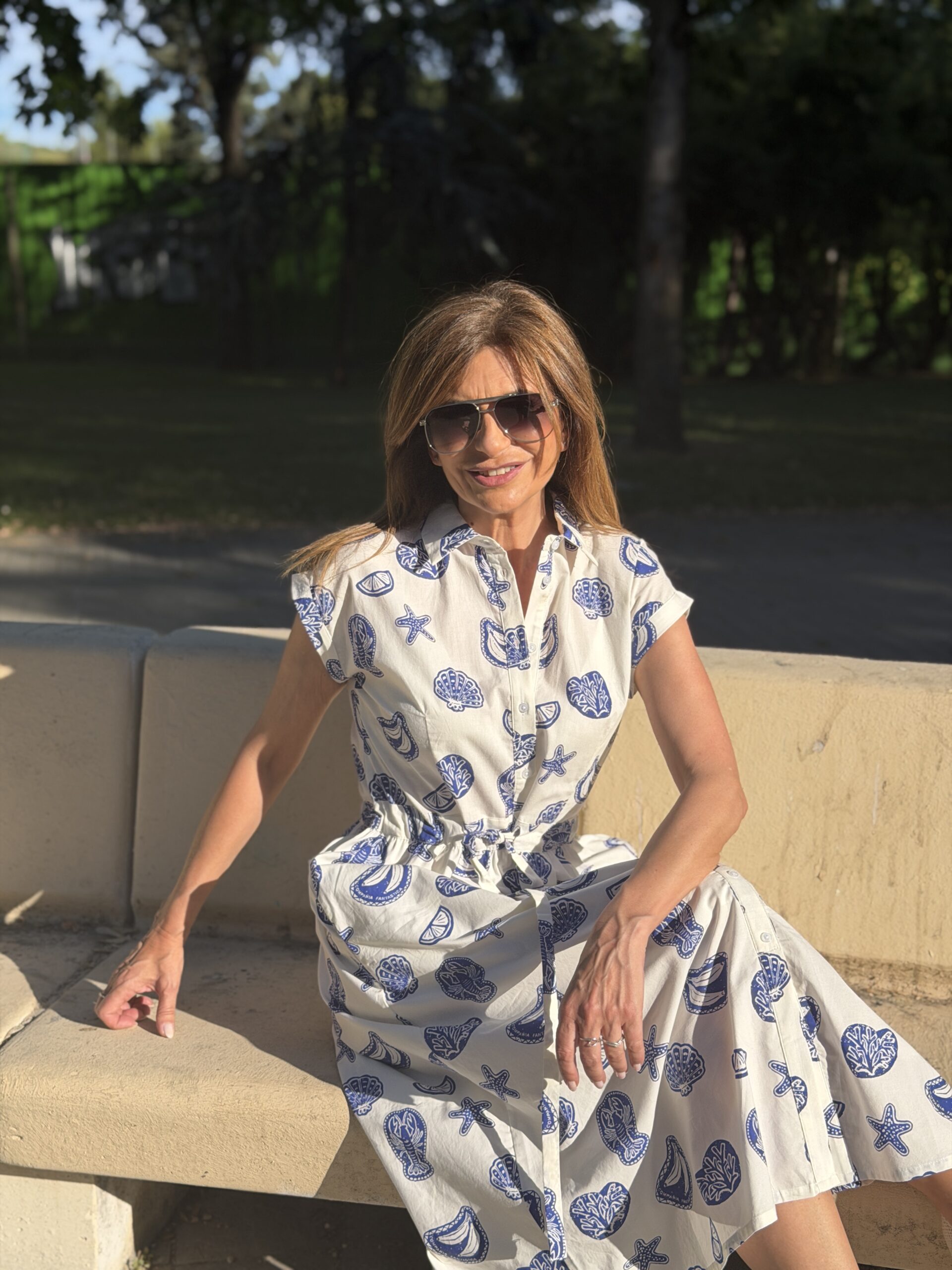 Vestido midi de manga corta 100% algodón estampado con motivos marinos en azul sobre fondo blanco cuello con solapa cierre frontal con botones de color blanco. y cintura ajustable Neandnu