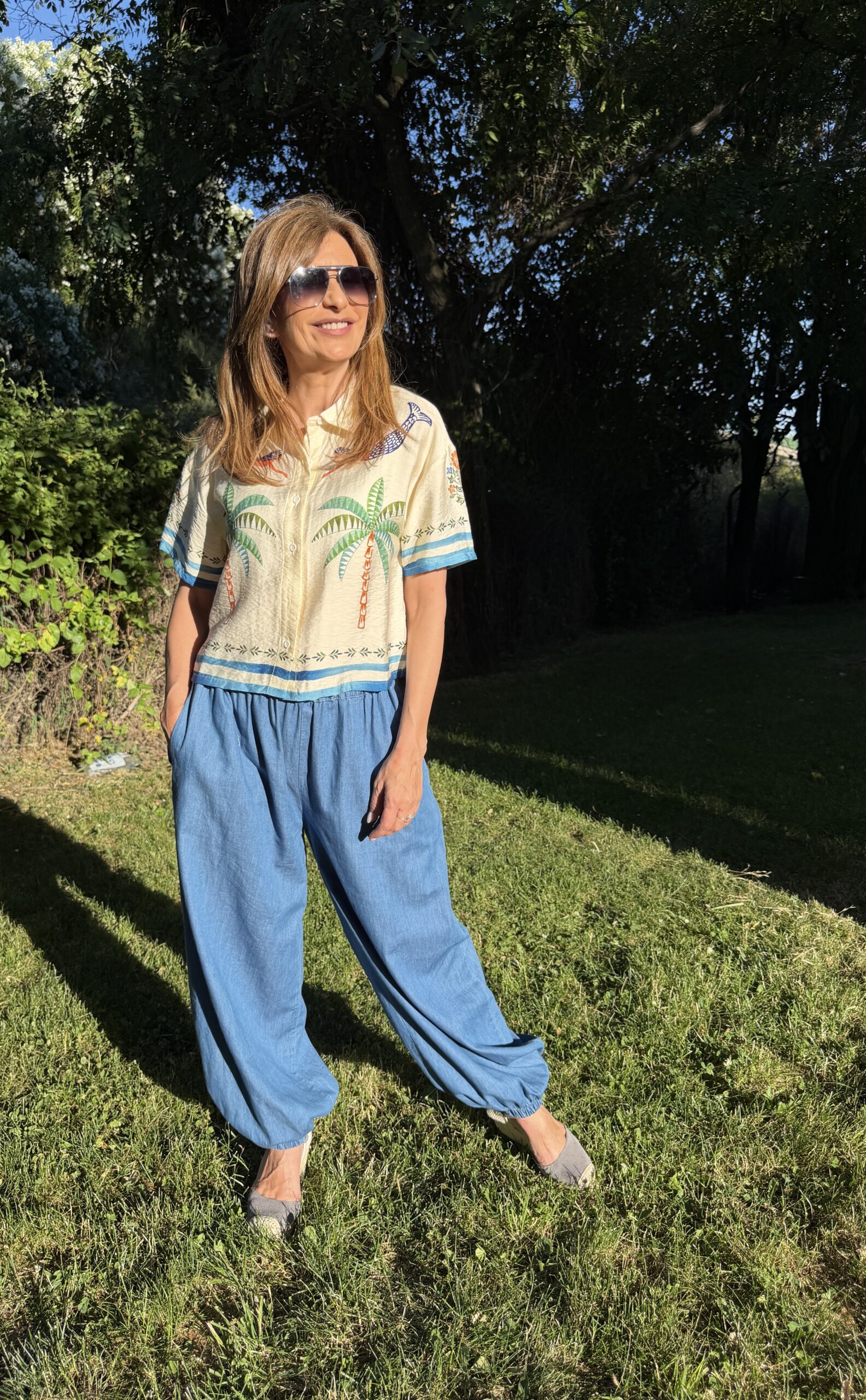 Camisa de manga corta en tejido crepé con un original estampado tropical cuello con solapa hombro ligeramente caído y cierre frontal con botones de color blanco Neandnu
